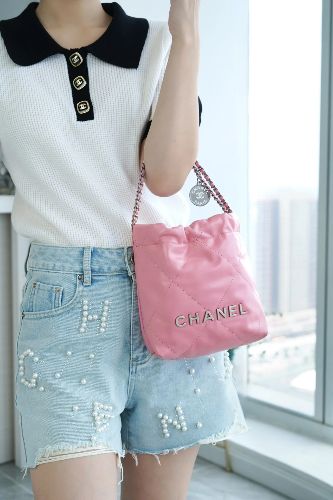 Новинка сезона весна/лето 2023 от Chanel - сумка 22 - мини - розовая с серебряной пряжкой