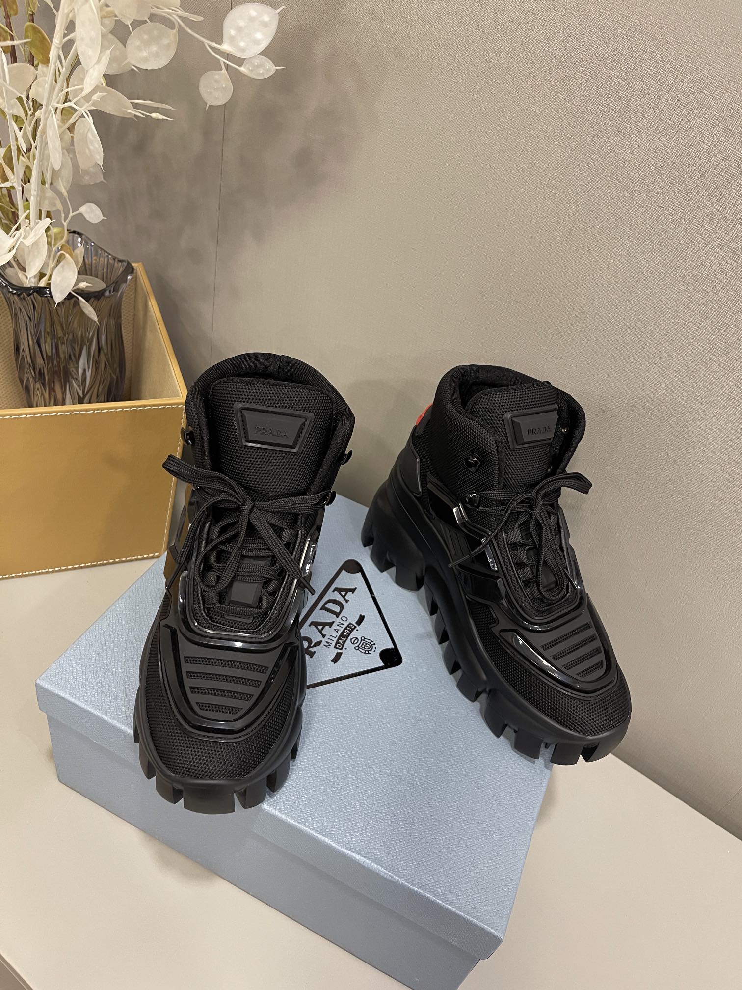 Новинка сезона весна/лето 2022 от Prada - повседневные ботильоны на платформе.