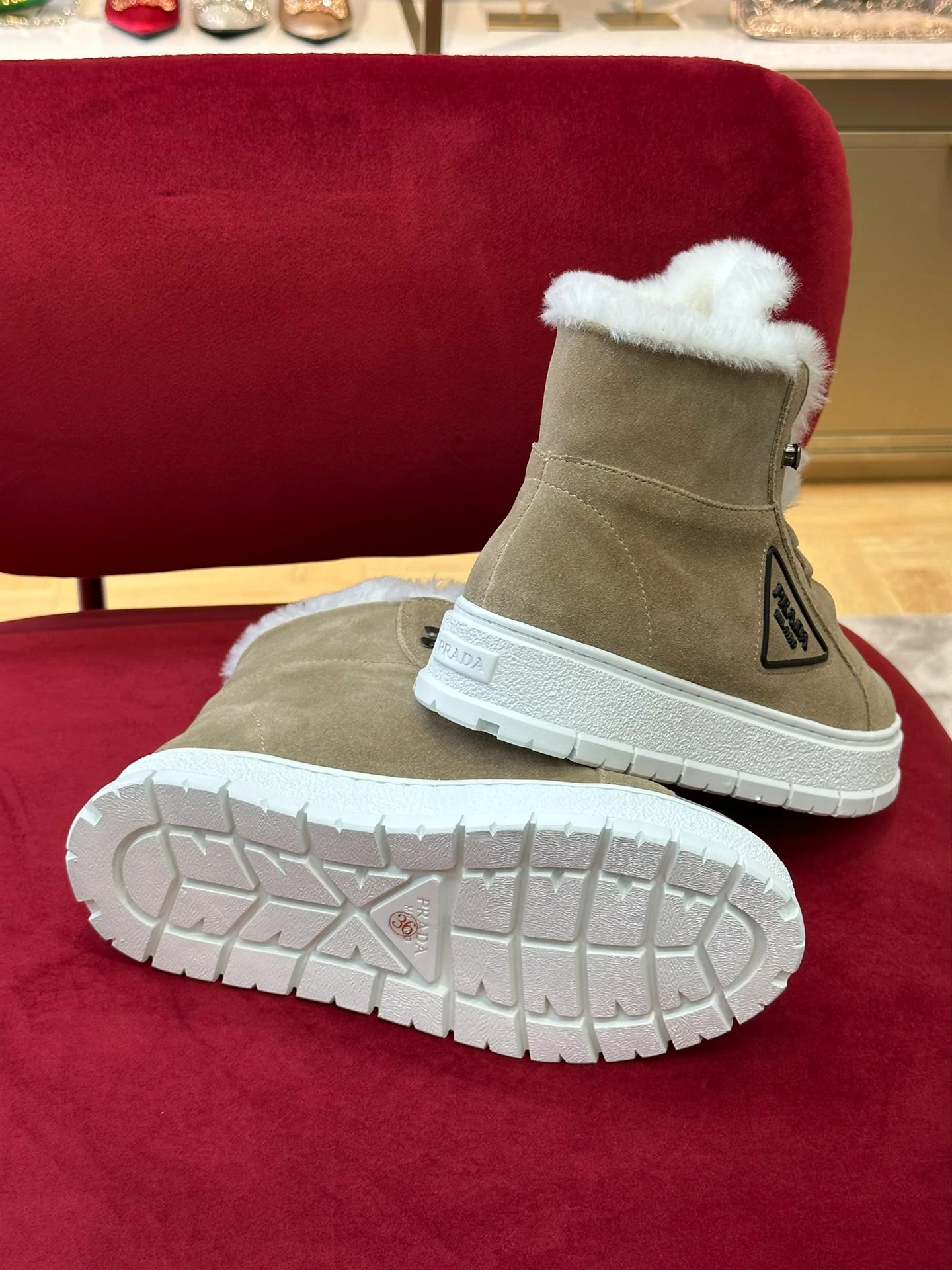 Prada - Новинка сезона осень/зима 2022 - Замшевые шерстяные кроссовки