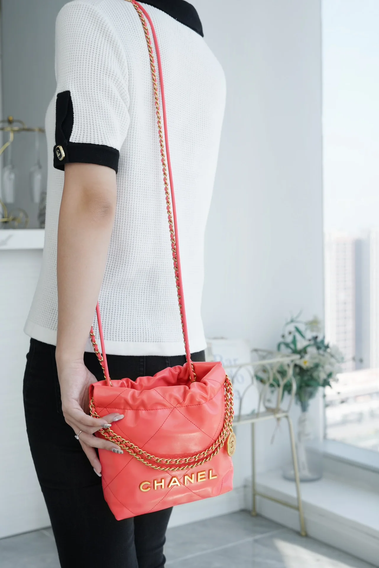 Мини-сумочка Chanel 22 оранжево-красного цвета