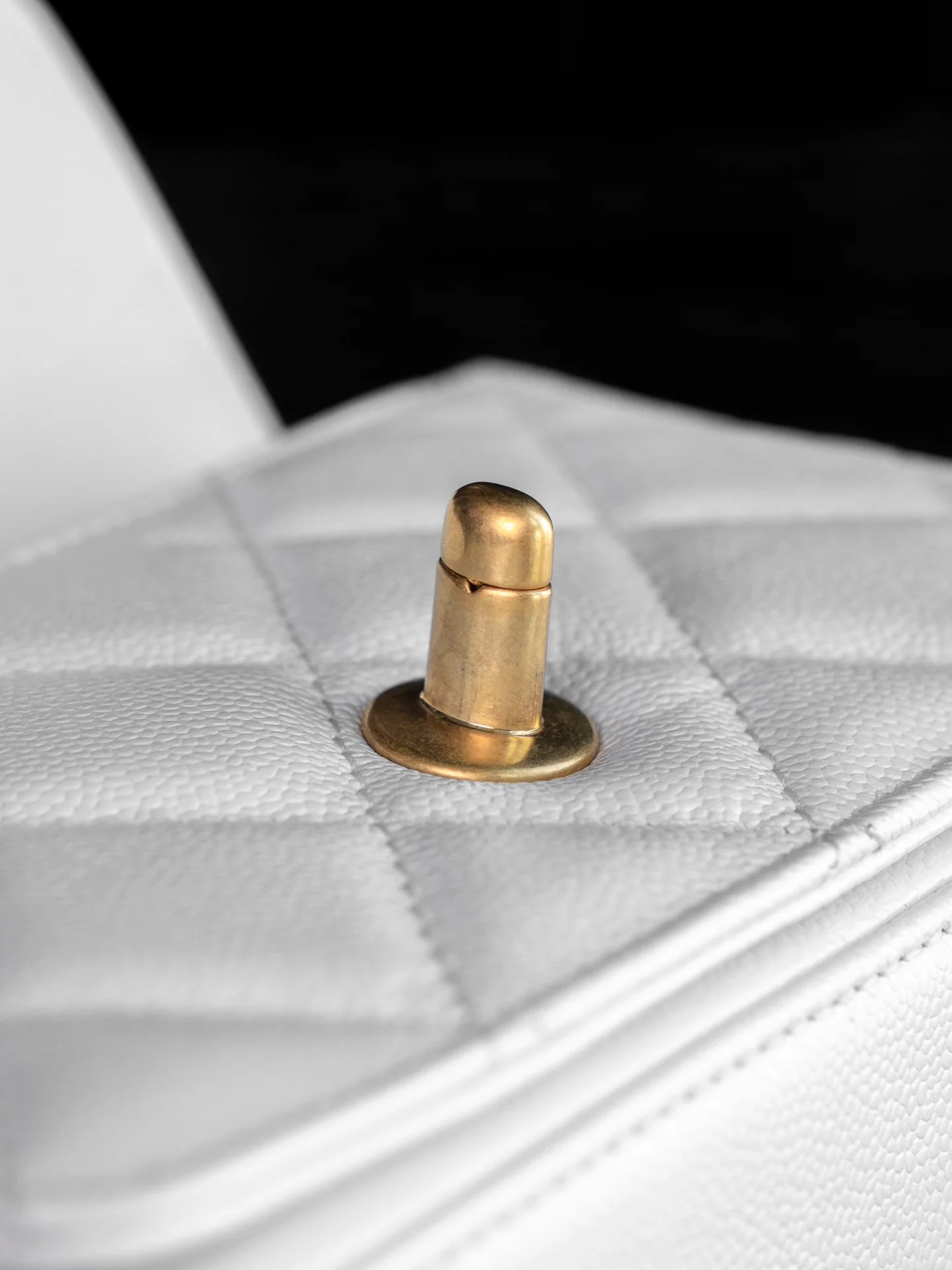 Мини-сумочка Chanel с ручкой и клапаном, белая.