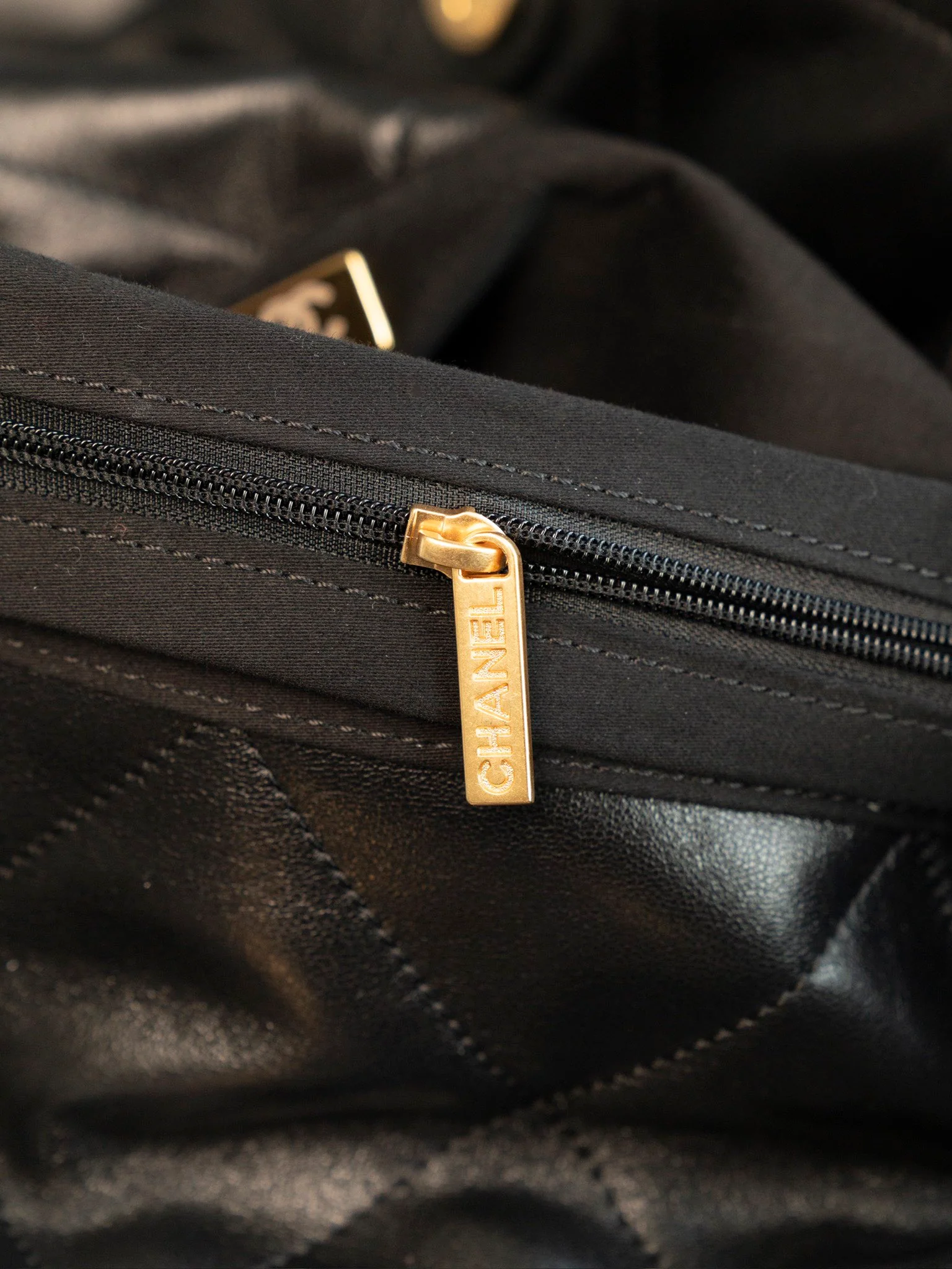 Большая сумка-шоппер Chanel 25c, черно-золотая.