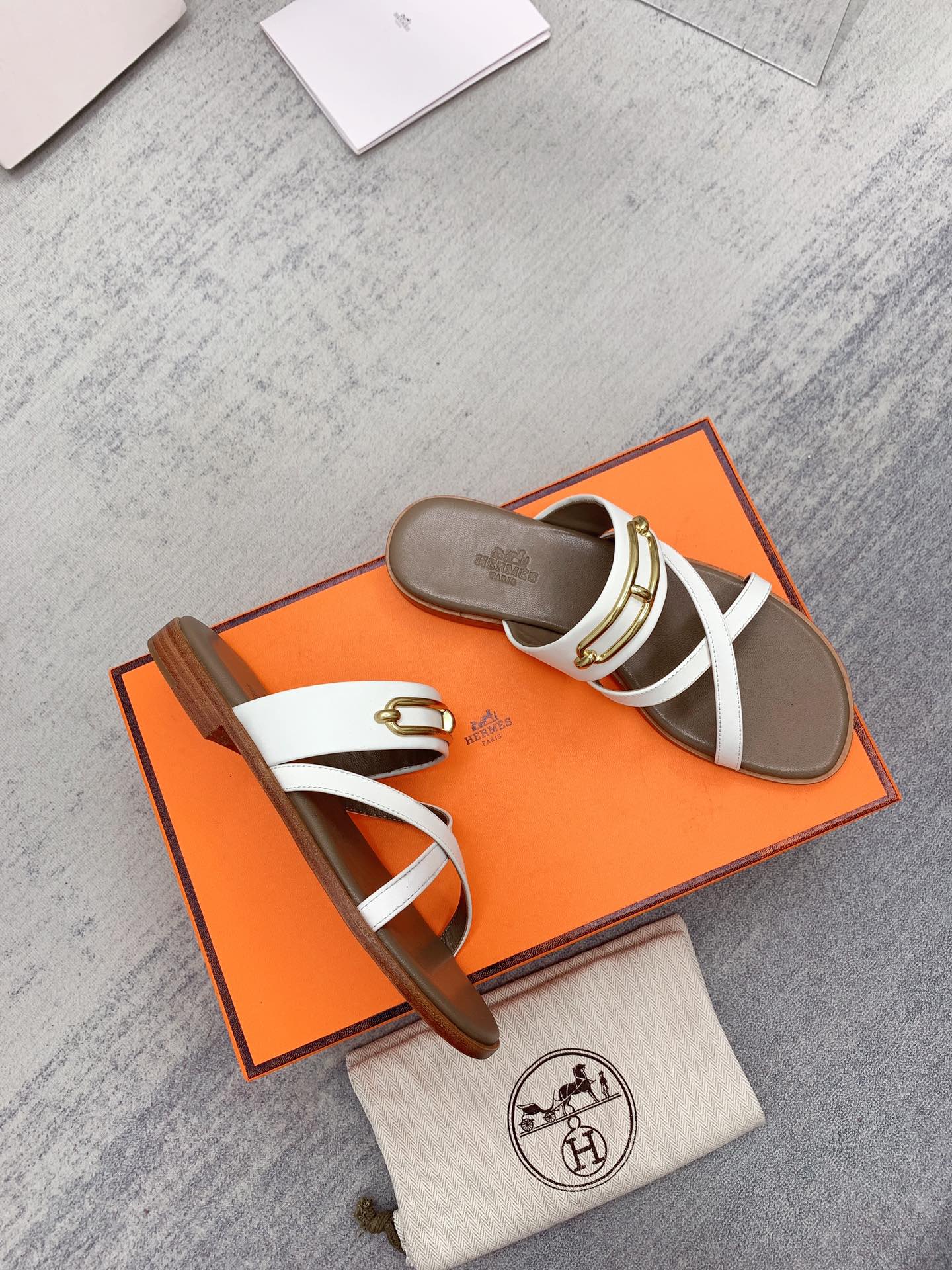 Новинка сезона весна/лето 2022 от Hermes - фактурные плоские тапочки