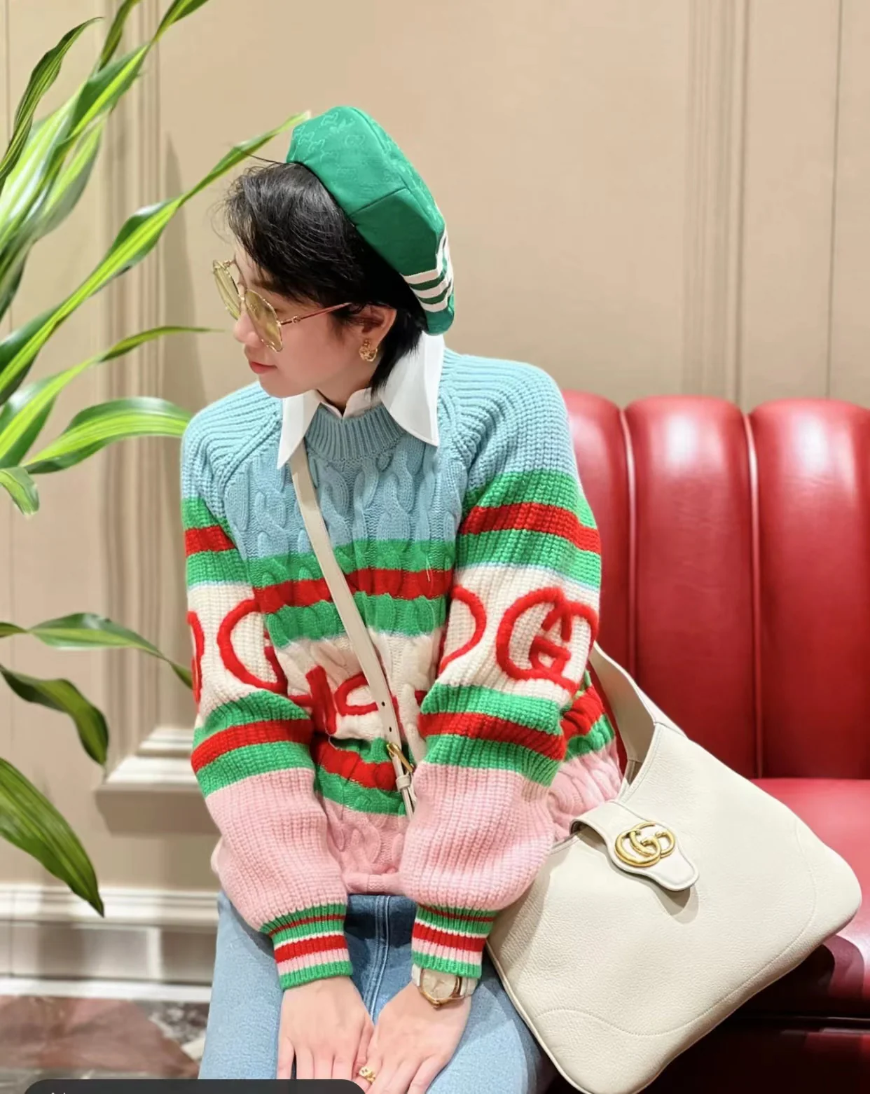 Весенняя коллекция Gucci 2023 — Сумка через плечо ?Полумесяц? — Белая — Фотографии в одежде.