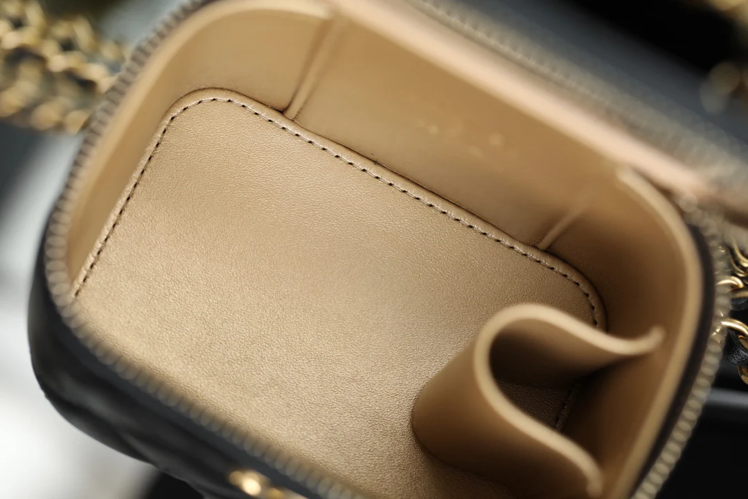 Chanel - Сумочка для помады 