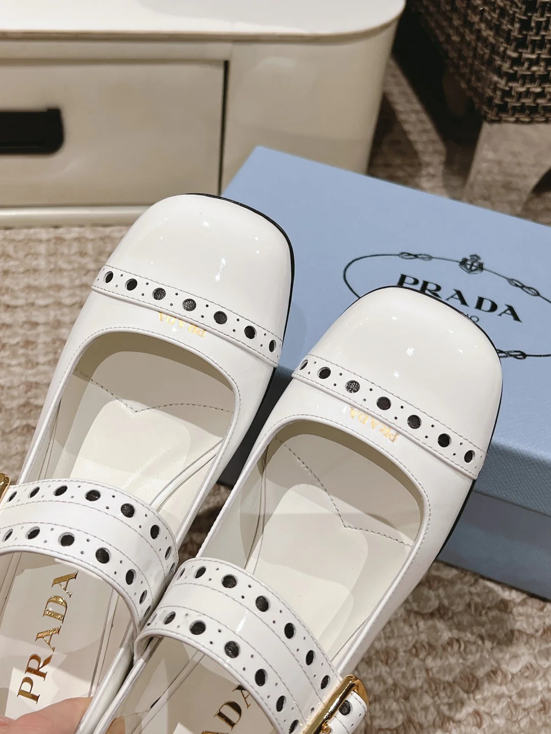 Туфли Мэри Джейн Prada 2024 — белые