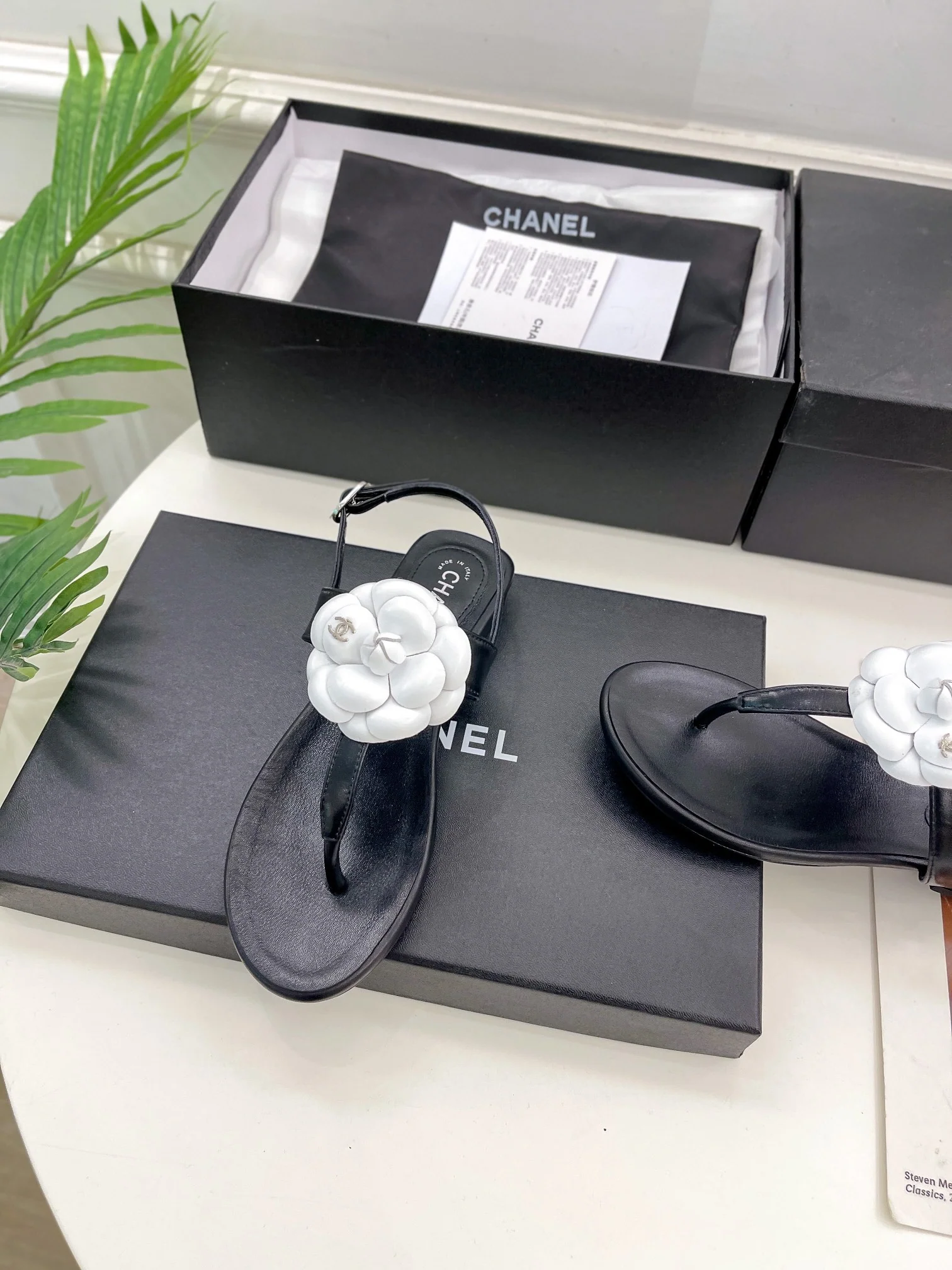 Новинка сезона весна/лето 2023 от Chanel - сандалии Camellia - черные.