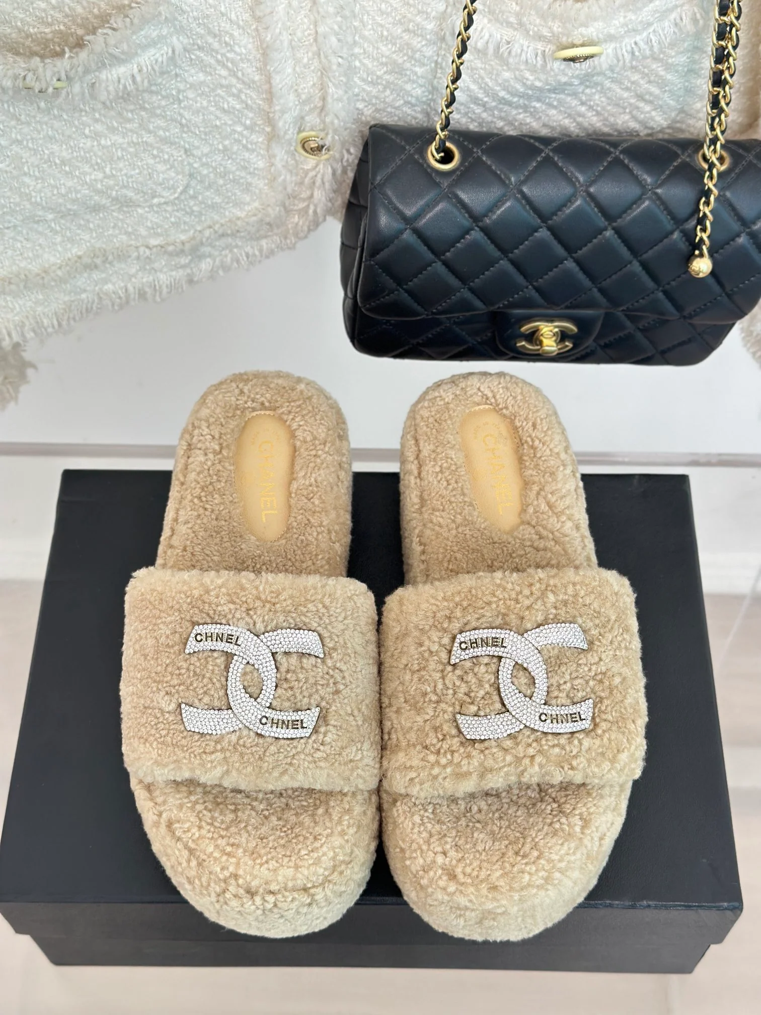 Классические всесезонные домашние тапочки Chanel Double C с меховой подкладкой и открытой пяткой - абрикосовый цвет.