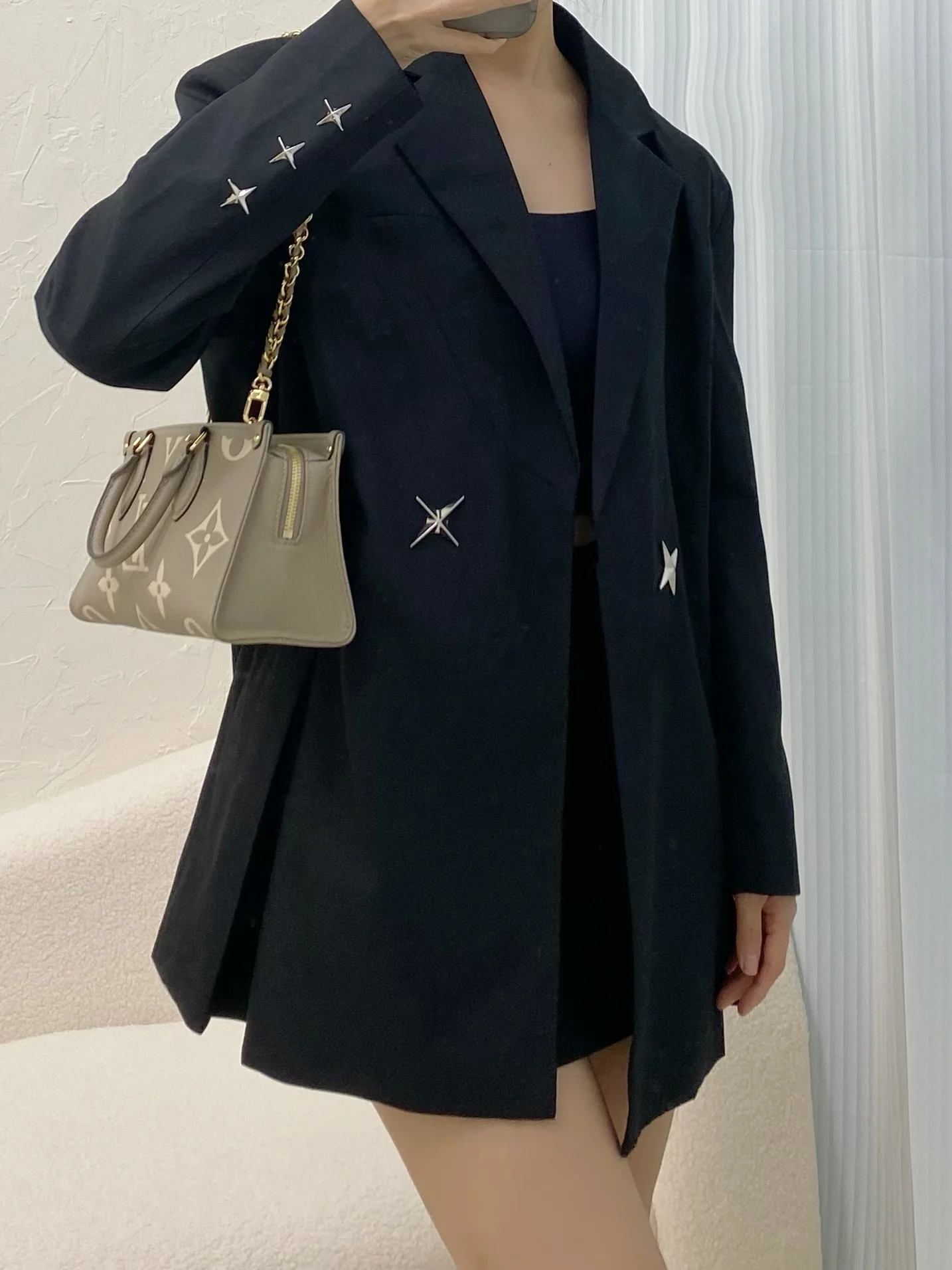 m23640-LV-cabas-onthego-east-west-Золотая цепочка с монограммой-абрикос