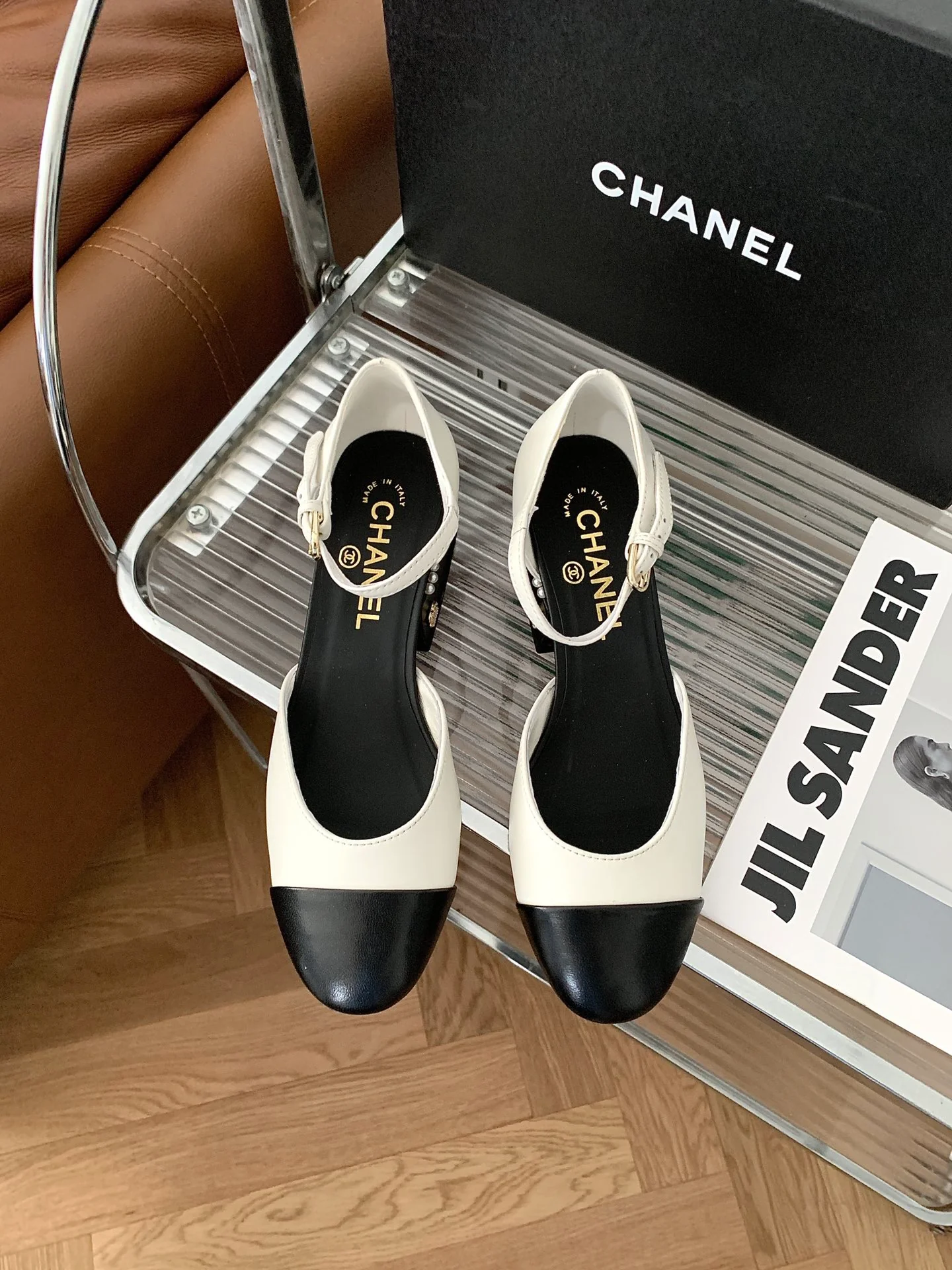 Туфли-лодочки Мэри Джейн с подиума Chanel 2022 года на низком каблуке - 4-5 см - белые