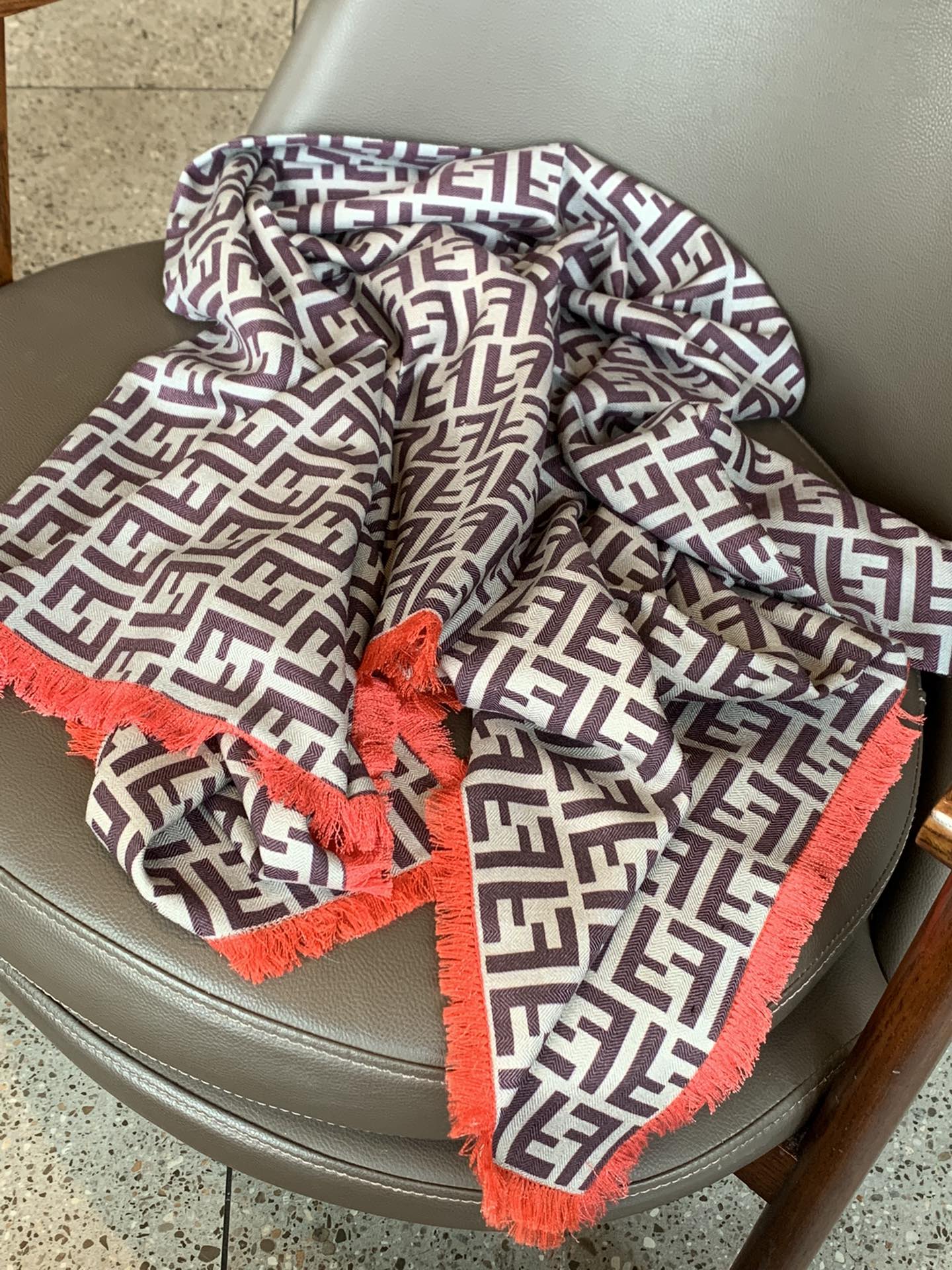 Двусторонний бархатный шарф Fendi с монохромным принтом - 140 см - Высококачественный двусторонний принт, натуральный материал - 1 шт.