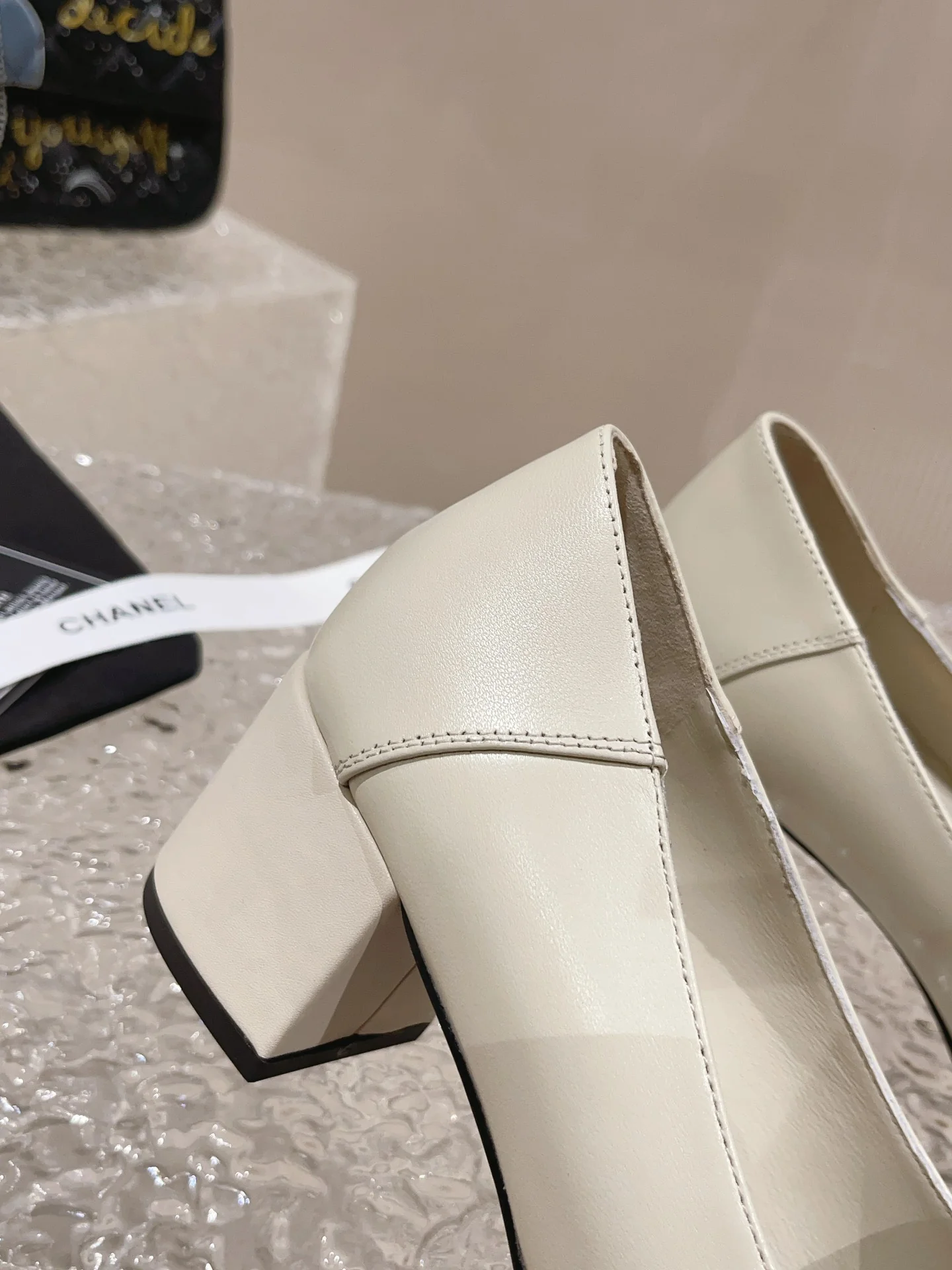 Новинка 2023 года от Chanel - балетки на массивном каблуке из овечьей кожи - 6 см - белые