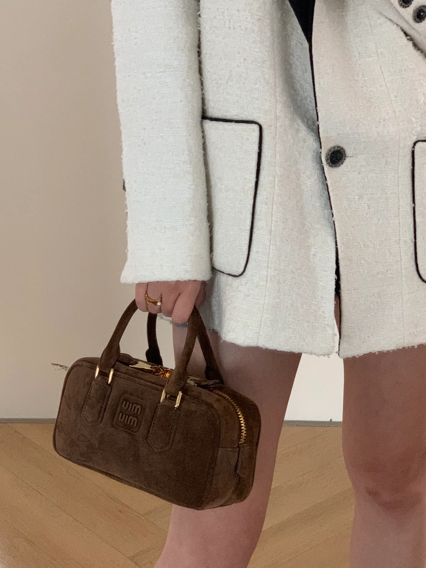 Сумка-боулинг Miu Miu из замши, маленькая, коричневая, излучает роскошь при ношении.