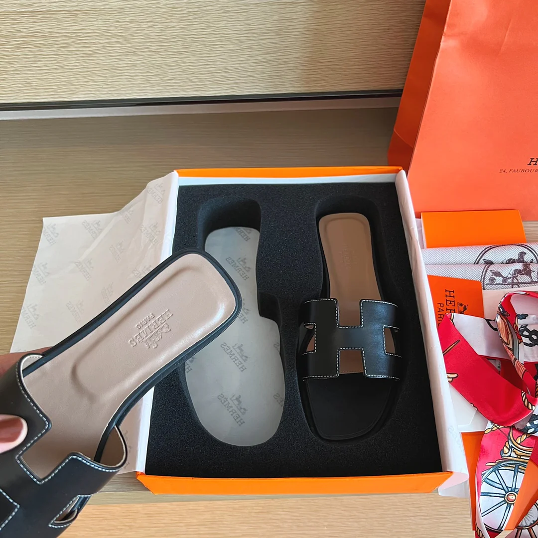 Классические домашние тапочки Hermes с буквой H - однотонная кожа - черно-коричневые