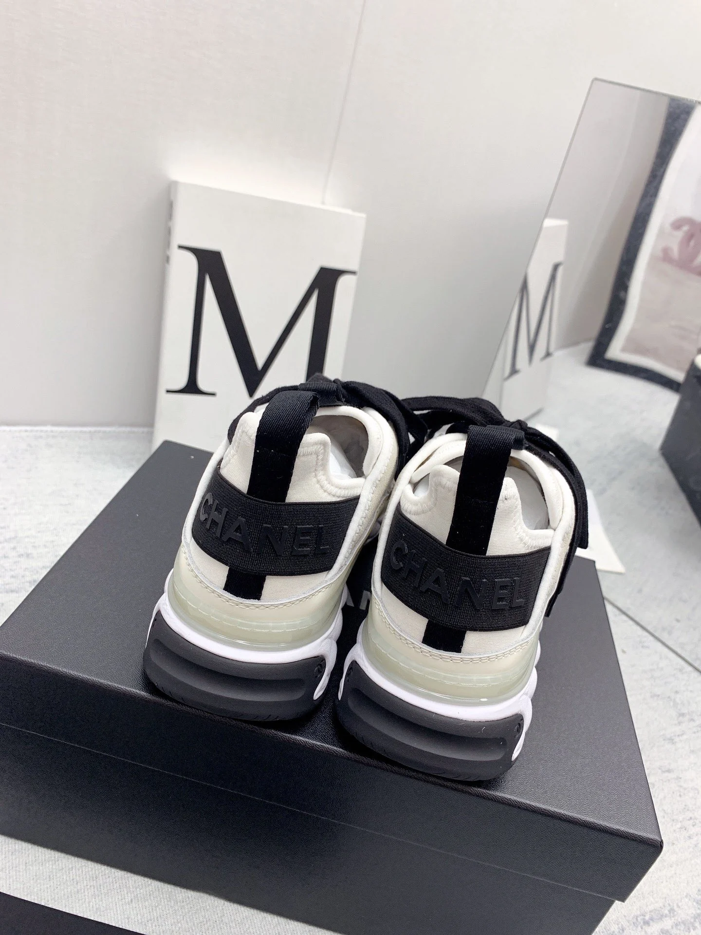 Новинка сезона осень/зима 2021 от Chanel - кроссовки с ромбовидным узором - белые.