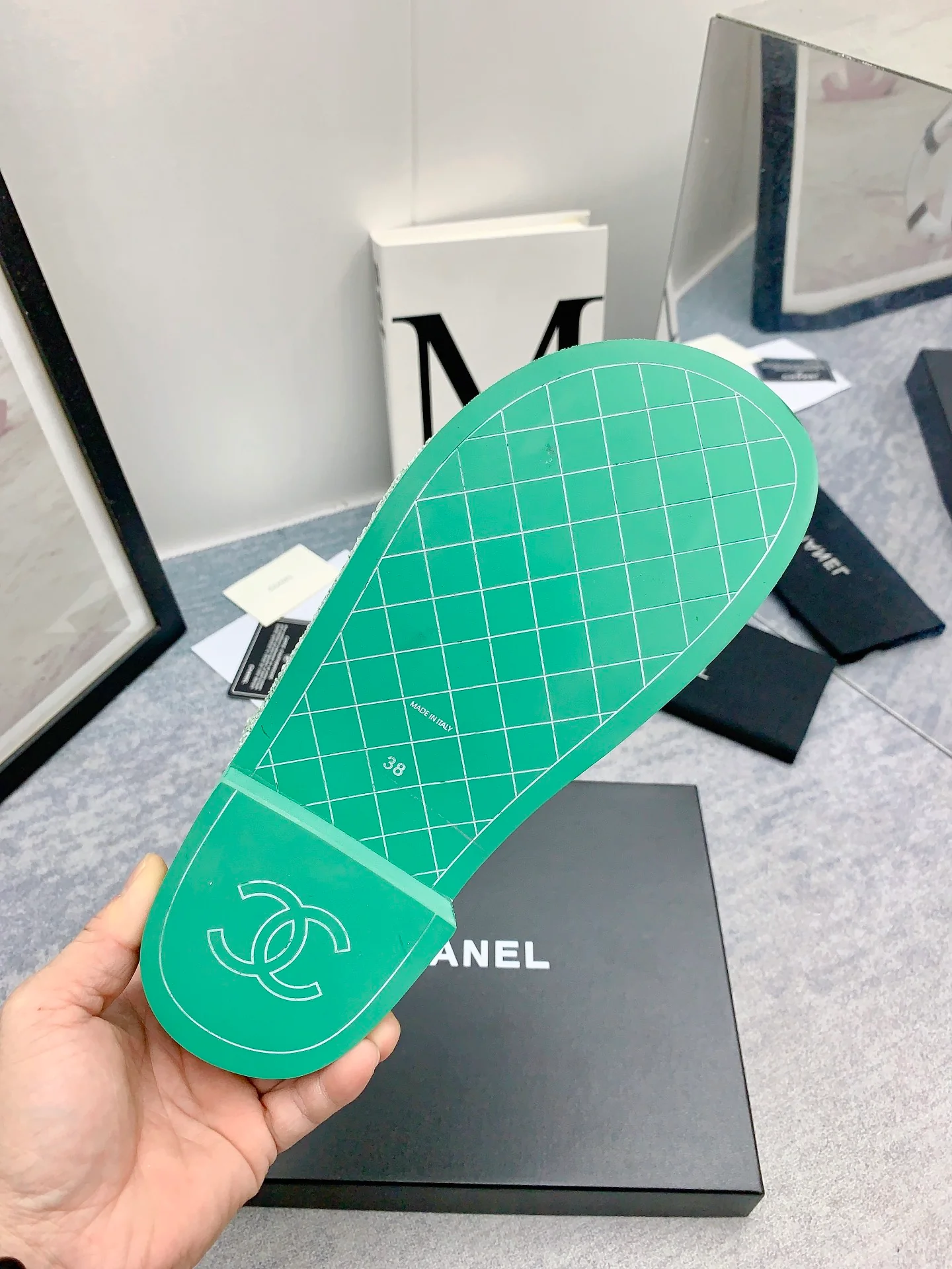 Новинка сезона осень/зима 2023 от Chanel - Сандалии на платформе из махровой ткани - зеленые.