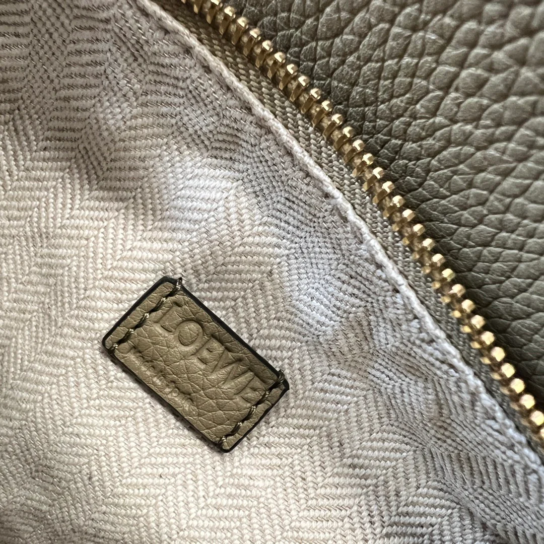 Сумочка Loewe Grain Leather Puzzle Handbag Mini Artichoke Green из зернистой кожи.