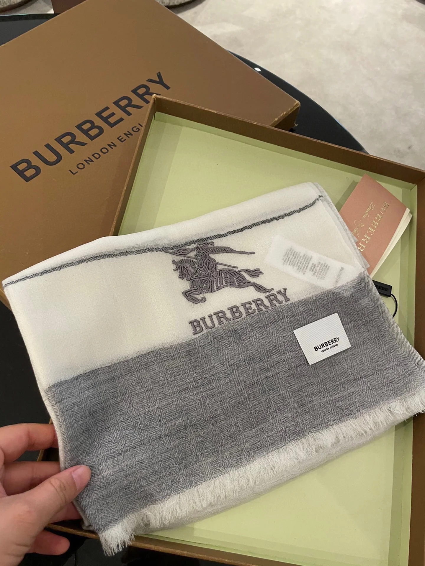 Кашемировый шарф Burberry Wave с волнистой текстурой - 105 см x 180 см - серый