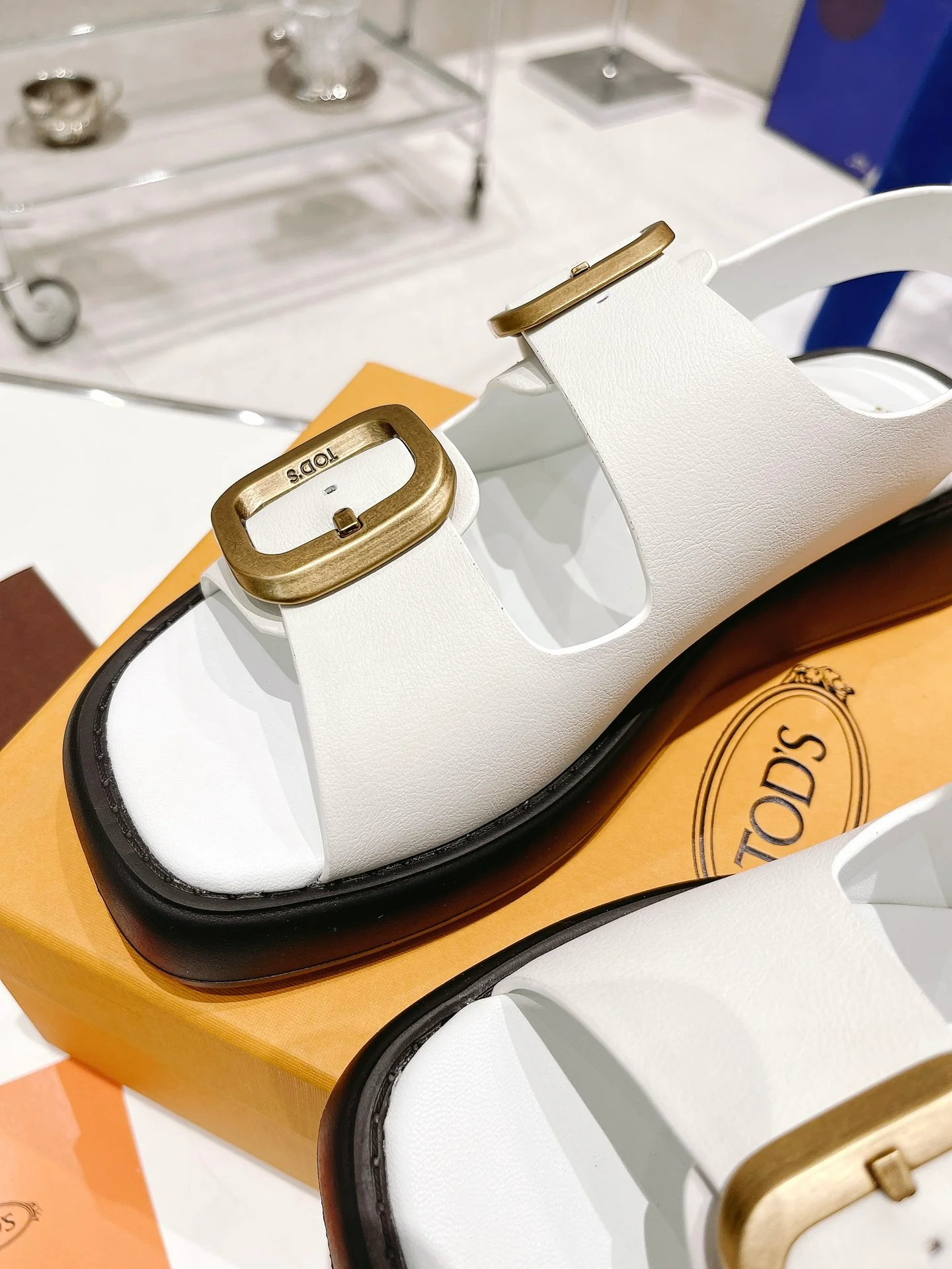 Тапочки на платформе Tods - белые - 1