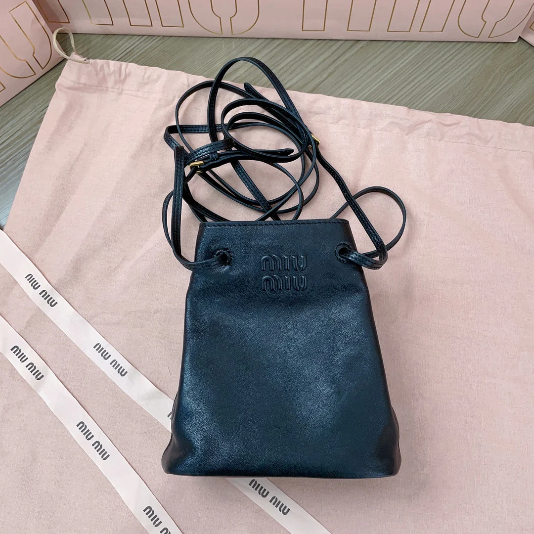 Miu Miu - Миниатюрная сумка-ведро из овечьей кожи