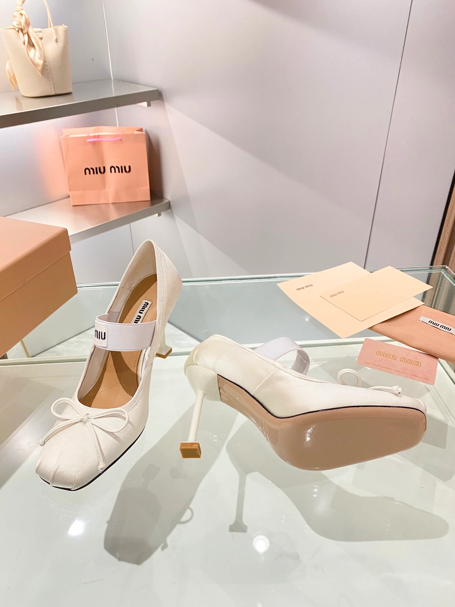 Новинка осенне-зимней коллекции Miu Miu 2023 — Балетки — Туфли на высоком каблуке — 9-5 см — Белые