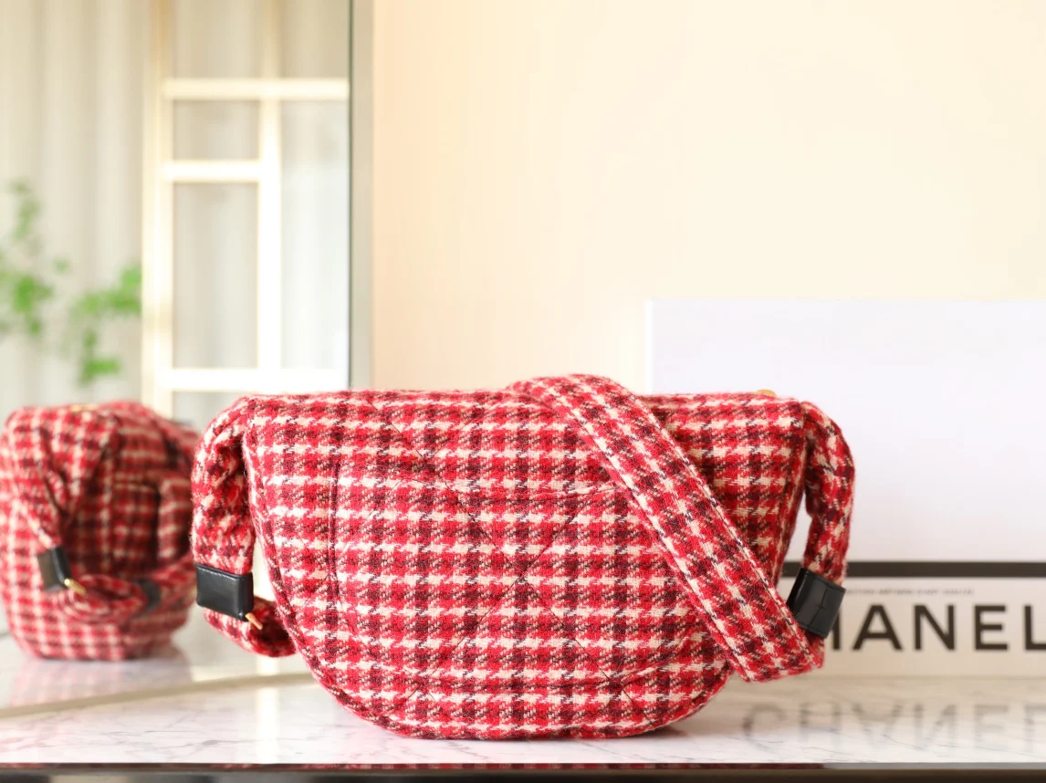 Сумка-хобо Chanel-Plover в красную клетку, полумесяц