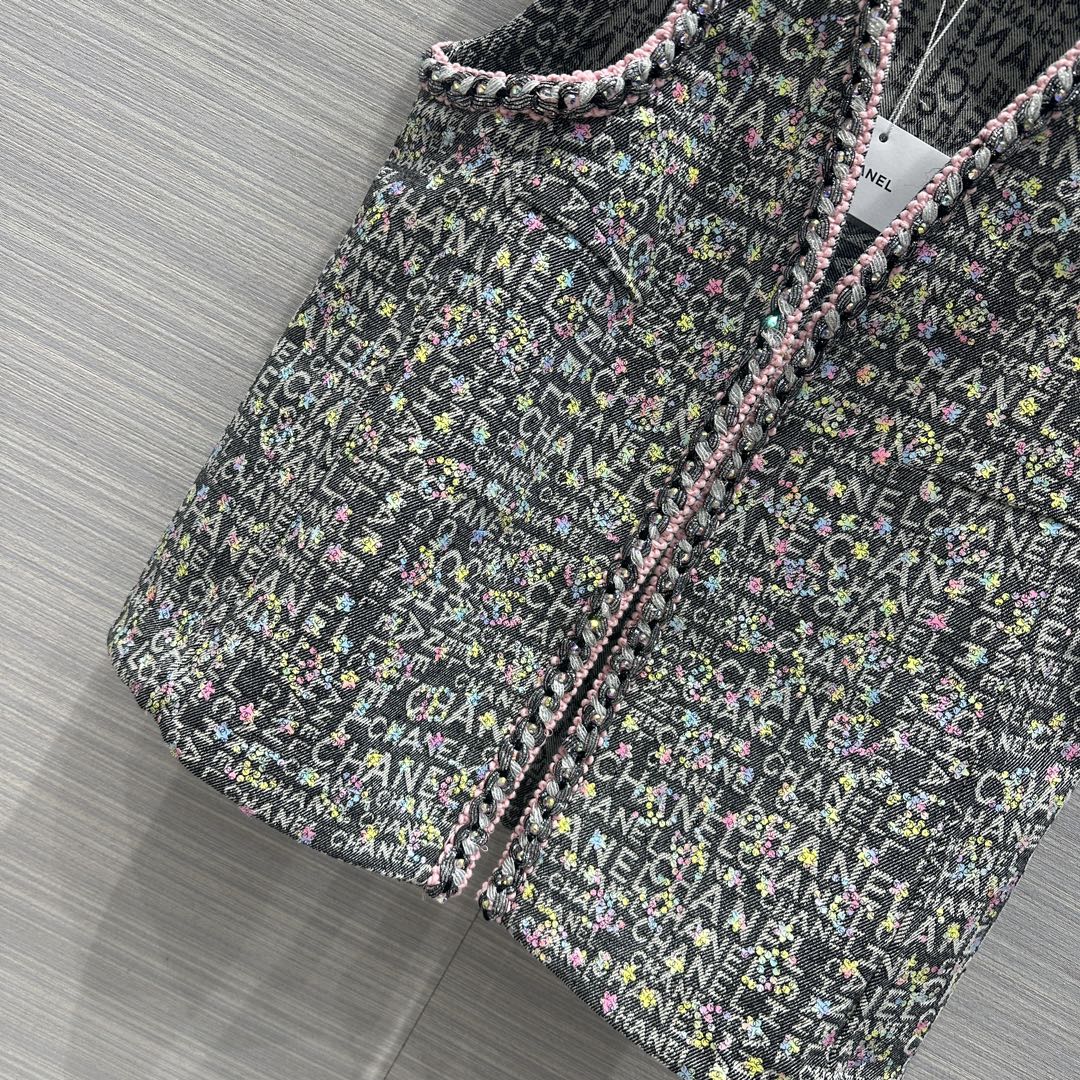 Chanel - 2403 - Весенне-летняя новинка. Жилет из прочной жаккардовой ткани с плетением из пряжи и бисерной отделкой.