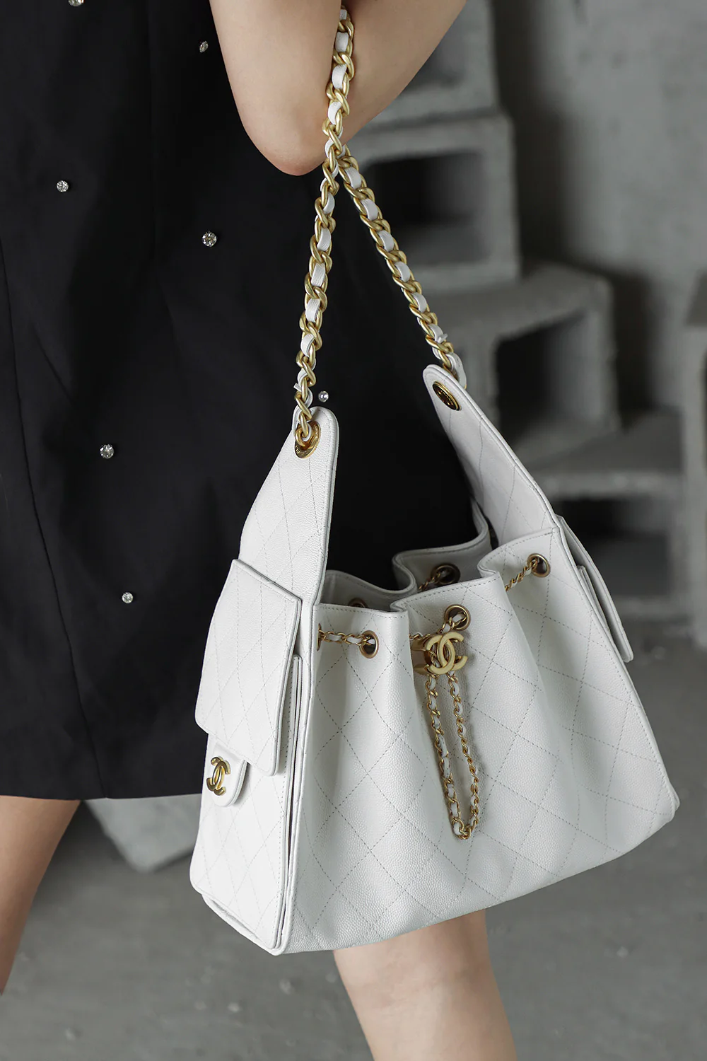 Сумка-хобо Chanel 25c Hippie, белая, маленькая, с золотой пряжкой.