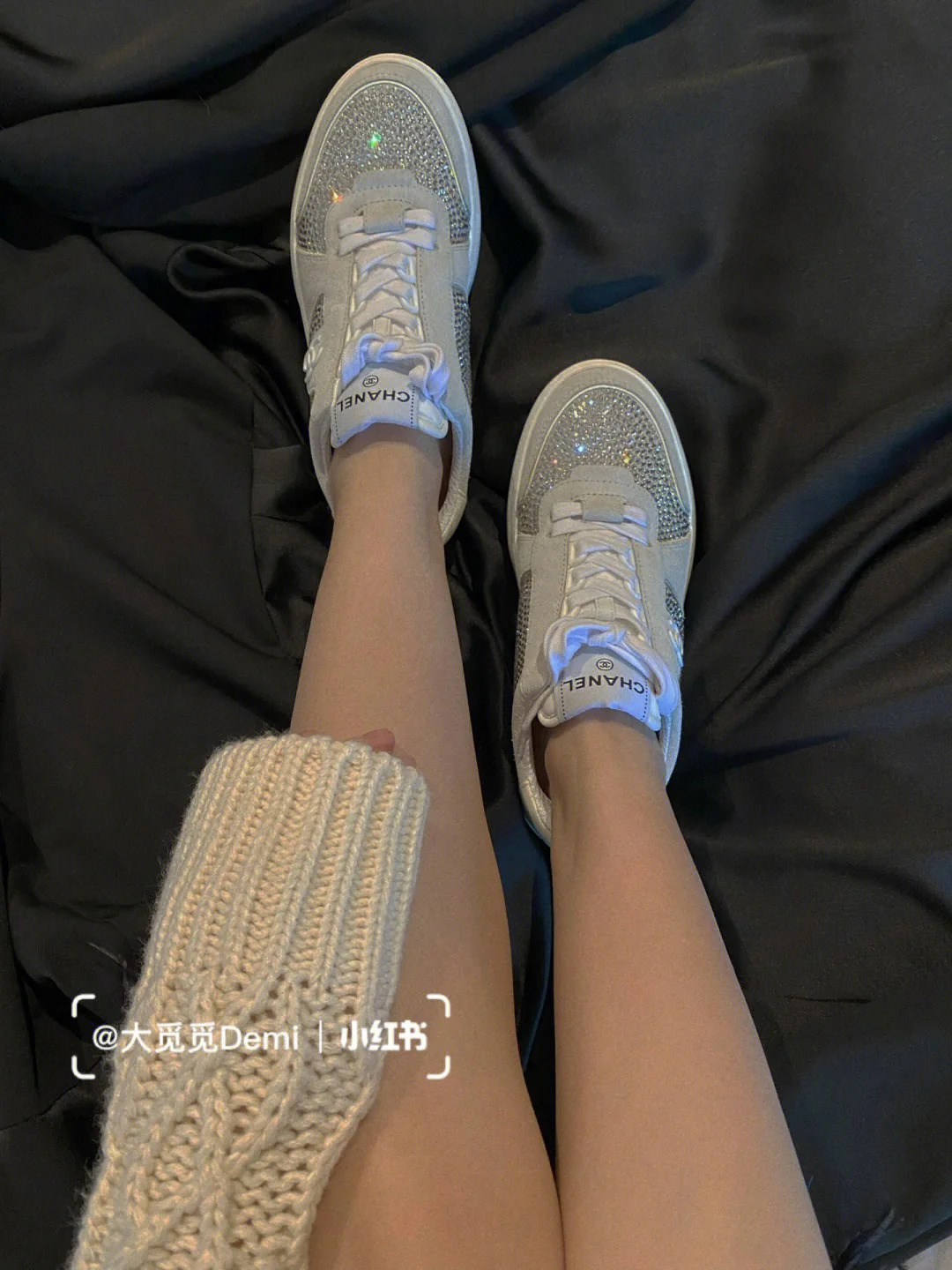 Новинка 2023 года от Chanel - Классические белые кроссовки, украшенные стразами Swarovski.