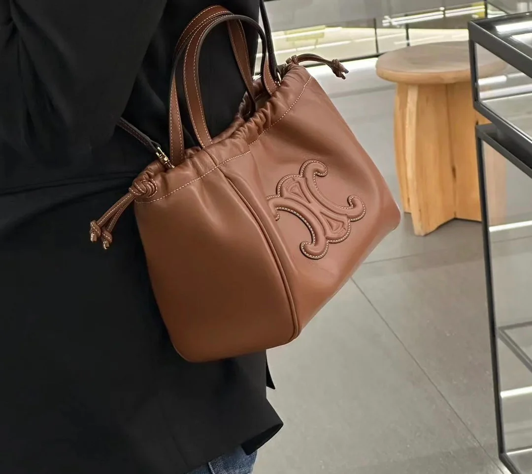 Сумка Celine Cabas Triomphe из гладкой кожи с завязками — коричневая — маленькая