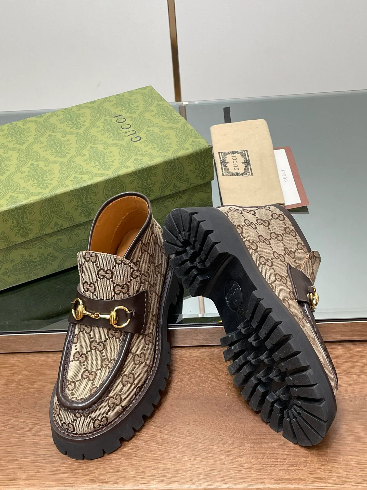 Ботильоны Gucci 2024 на платформе с пряжкой 