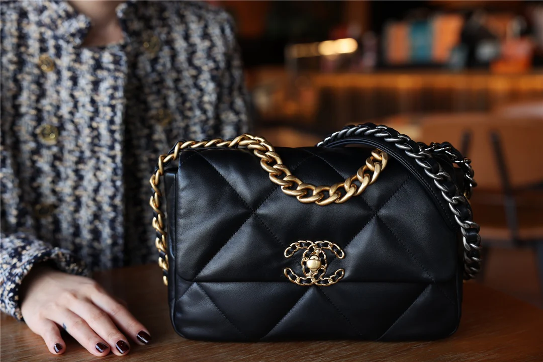 Сумка Chanel 19 — черная с золотой фурнитурой — маленькая