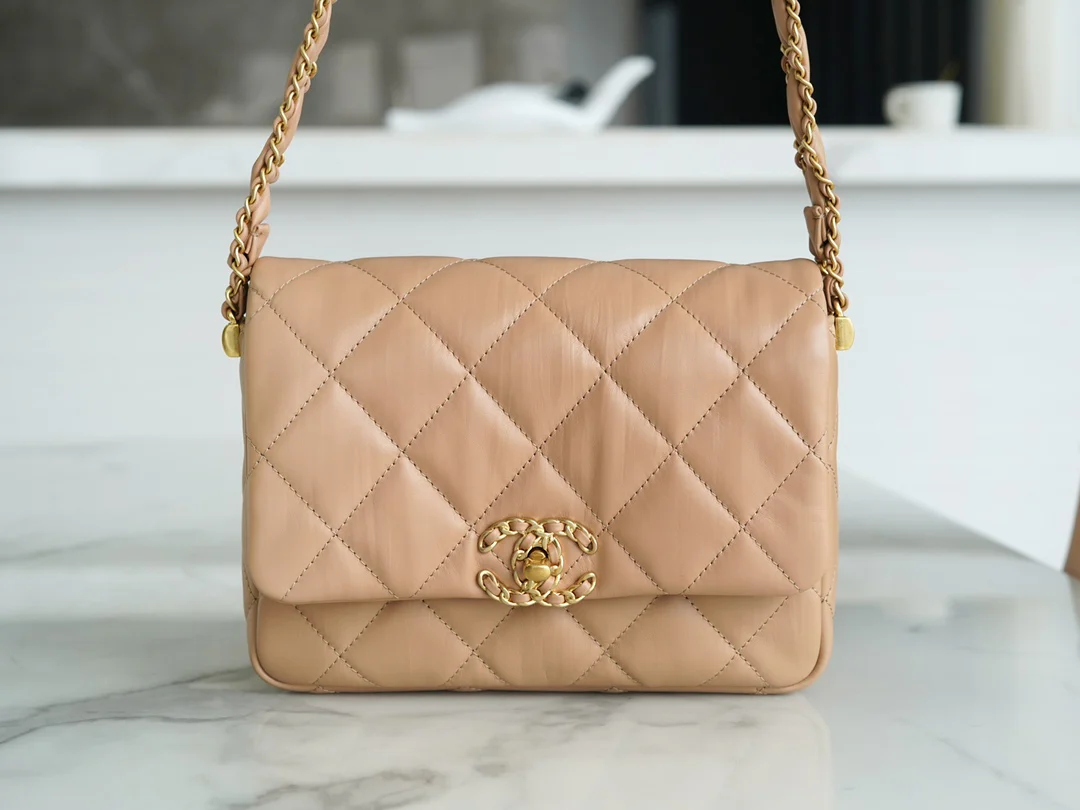 Коллекция Chanel осень/зима 2019 — сумка с широким плечевым ремнем и клапаном, цвет ?молочный чай абрикос?, мятая кожа.