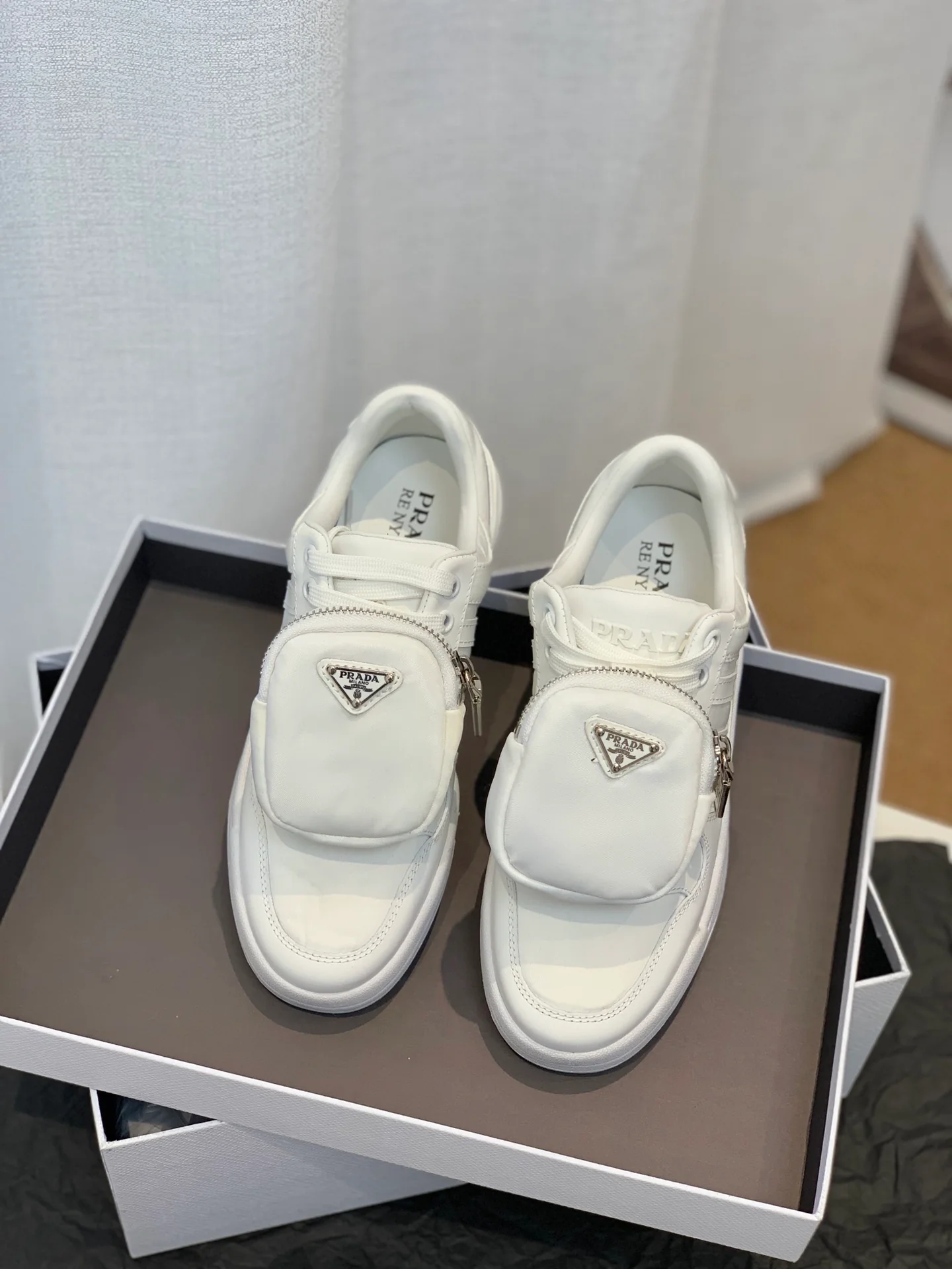 Обувь Prada - результат сотрудничества Prada и Adidas - спортивная и повседневная обувь