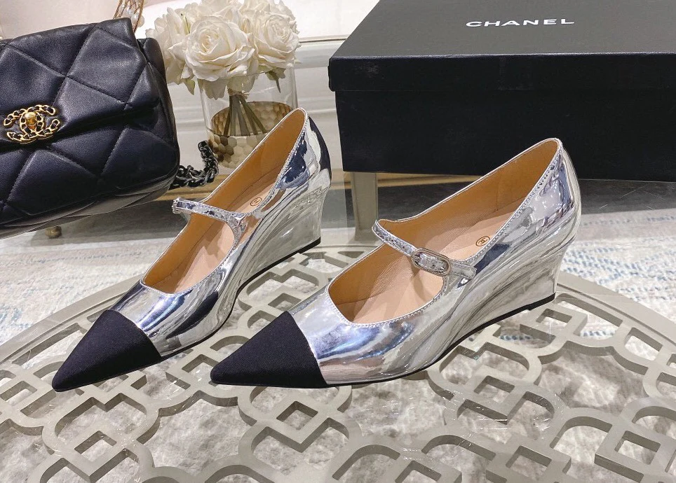 Новинка 2023 года от Chanel - Туфли на танкетке - Серебристые