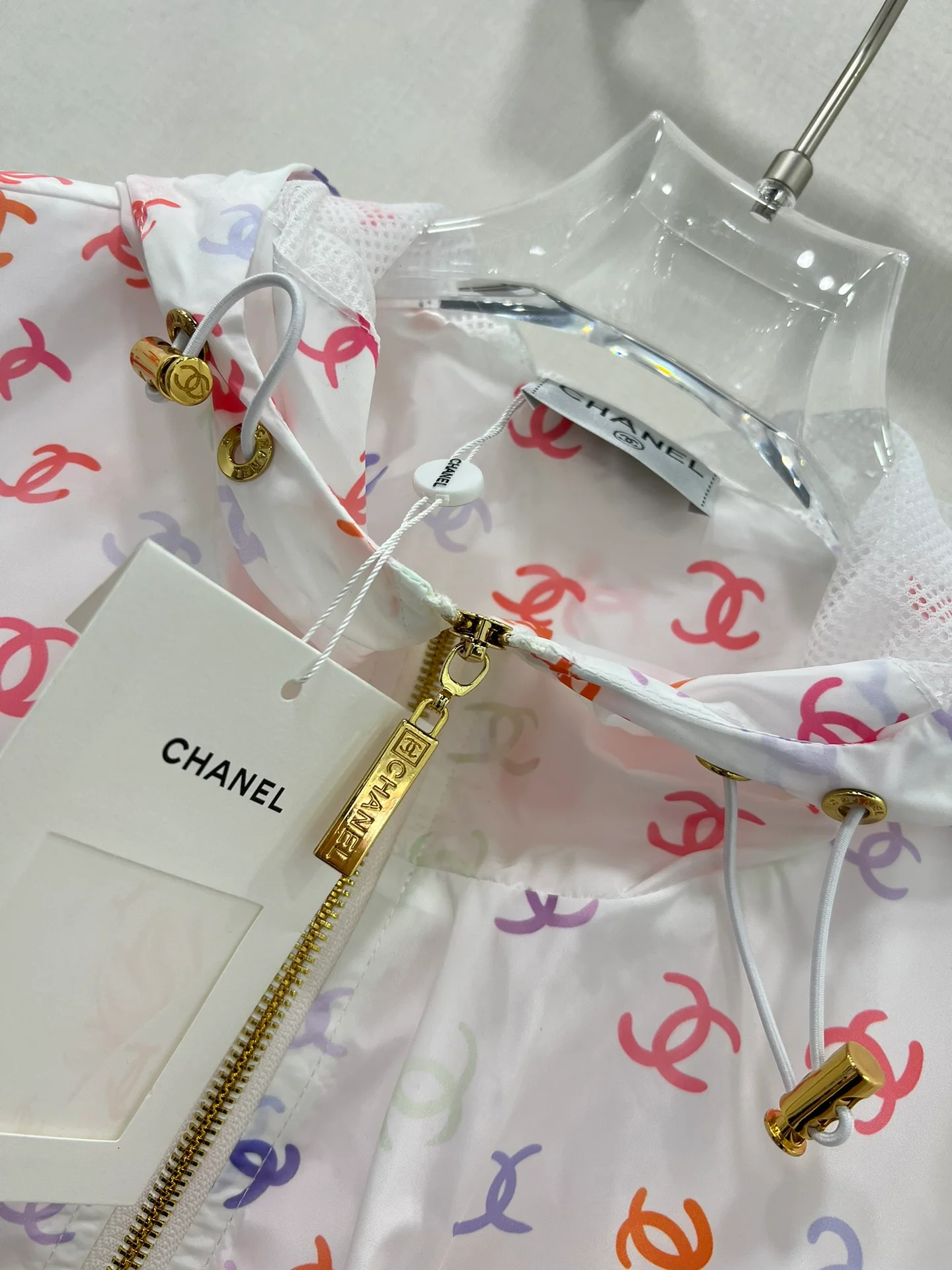 Солнцезащитный костюм Chanel 2404 с принтом - белый