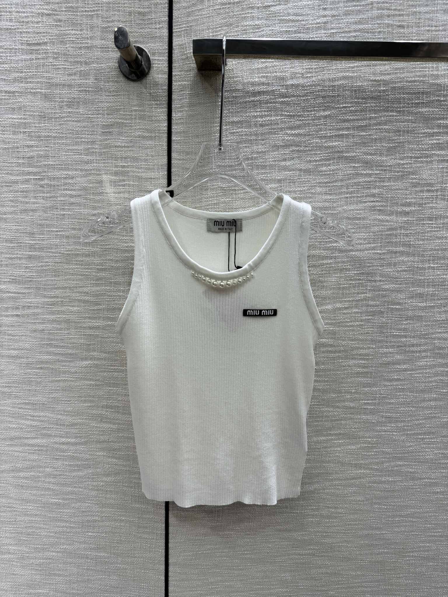 Жилет Miu Miu-2404 из плотной вязки с бисером - белый