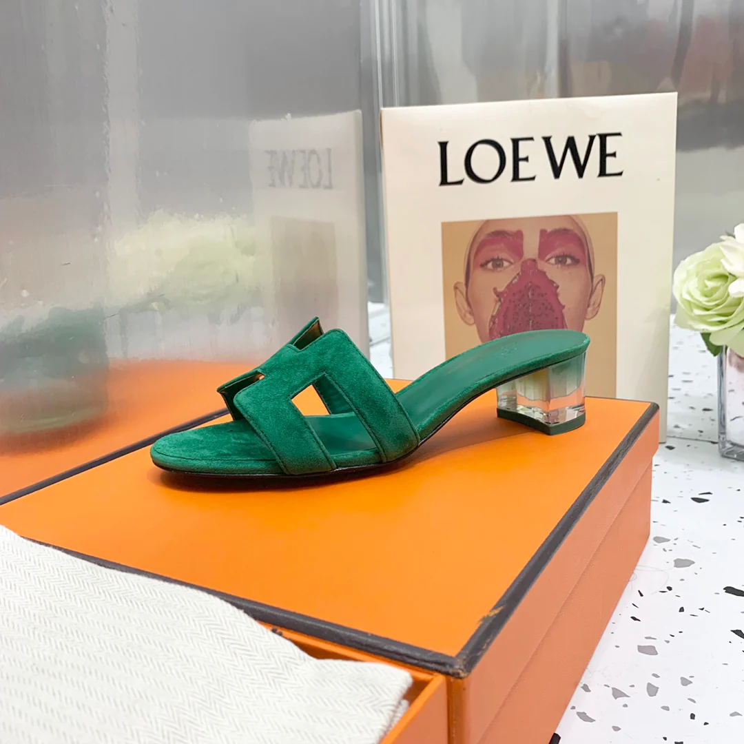 Новинка весны 2022 года от Hermes - сандалии на плоской подошве и среднем каблуке - 2