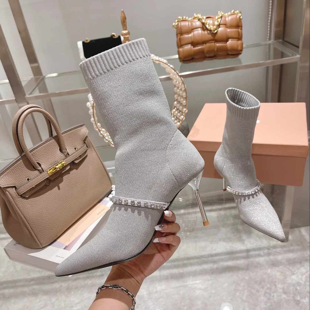 Новинка осенне-зимней коллекции Miu Miu 2022 — Ботильоны-носки на шпильке — Серые