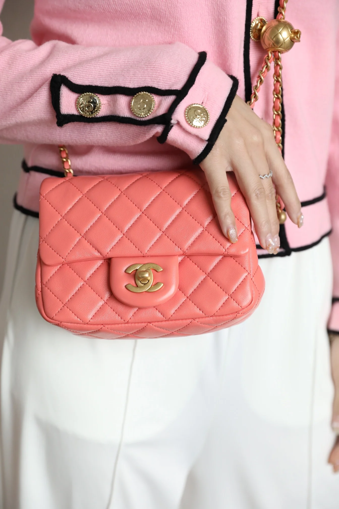 Сумка Chanel Gold Globe Square Fat Flap Bag - кораллово-розовая.