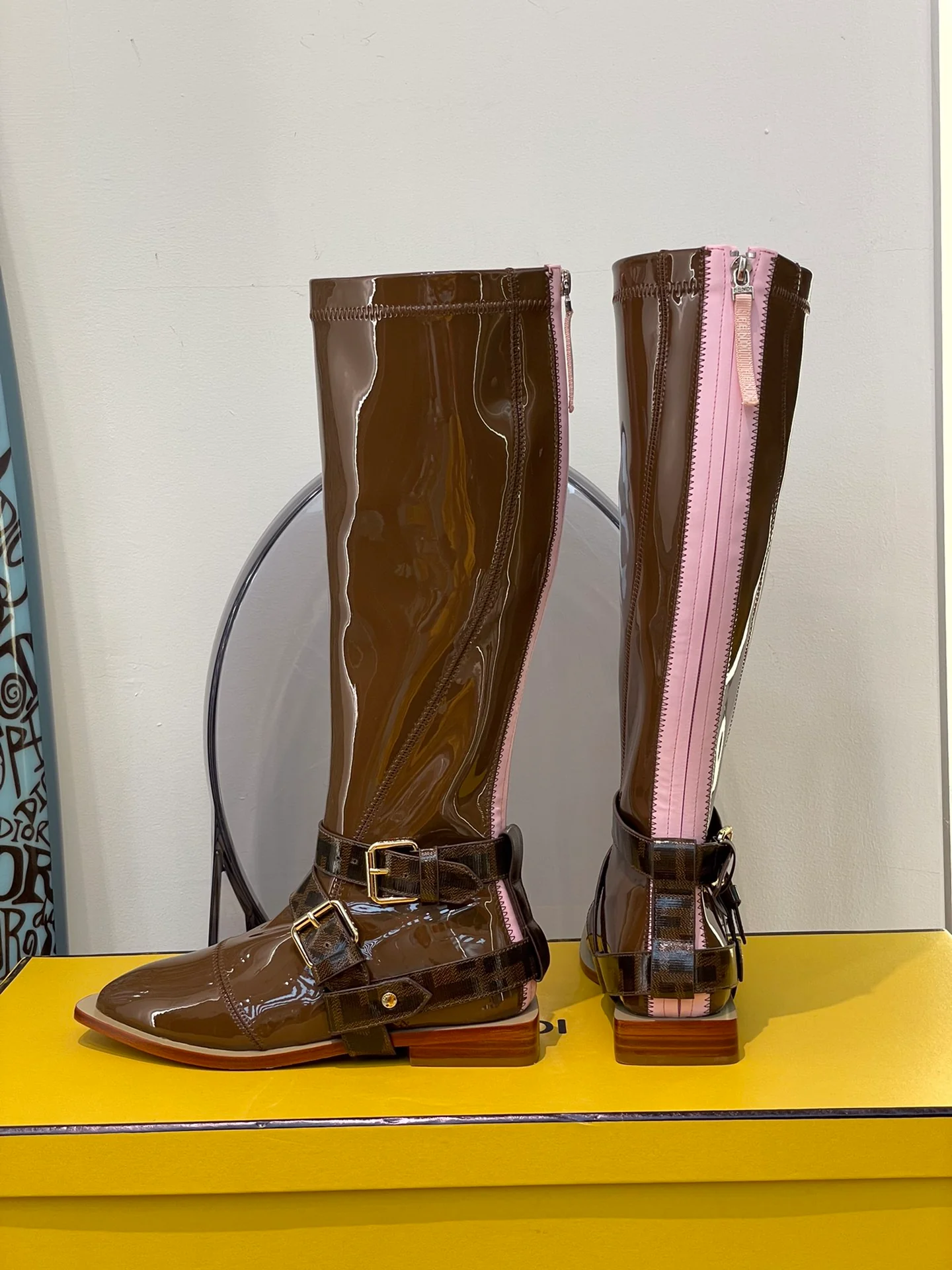 Fendi - Стильные высокие сапоги из лакированной кожи в британском стиле - Кофейно-коричневый цвет