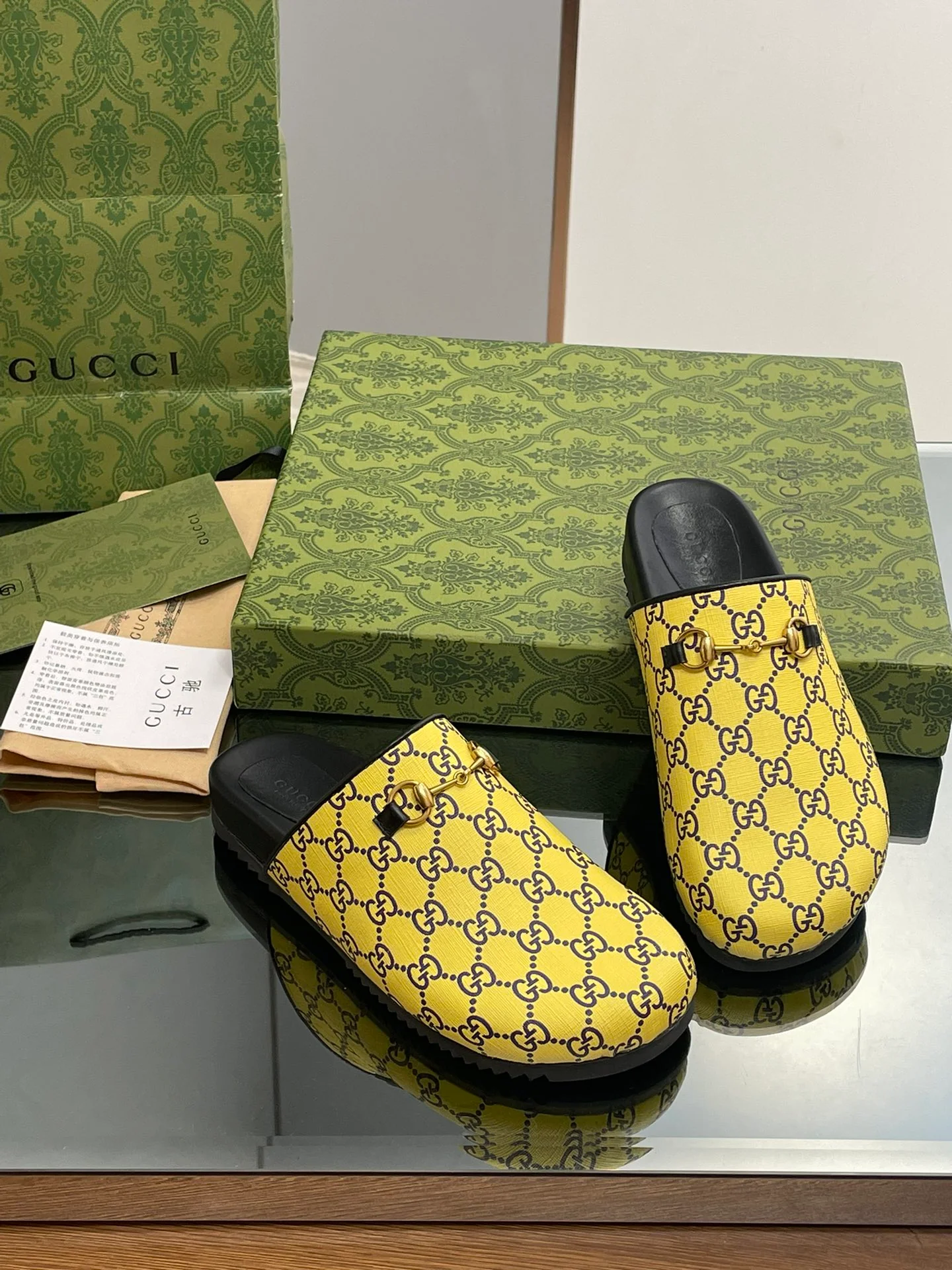 Новинка сезона ?Ранняя осень? от Gucci: мюли, закрытые тапочки, унисекс, желтый цвет.