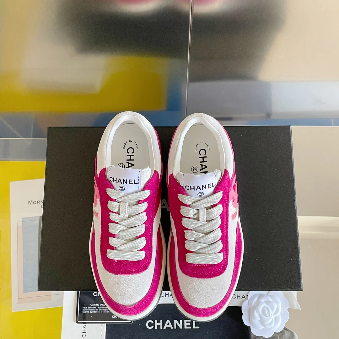 Новинки коллекции Chanel Весна/Лето 2023 - Замшевые кроссовки - Повседневная обувь - Спортивная обувь - Розовые