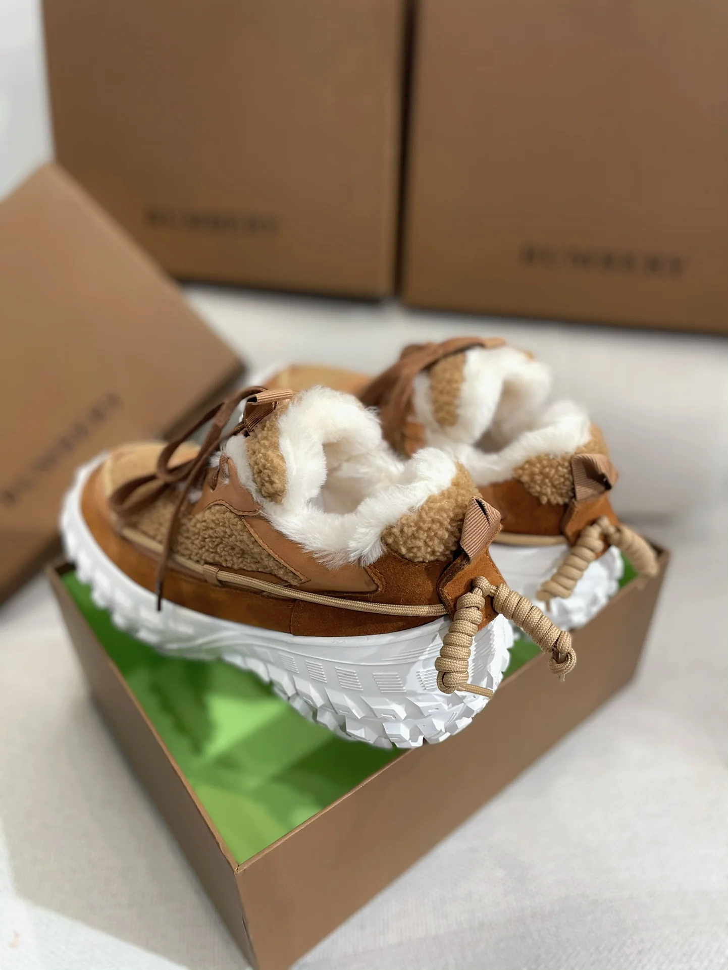 Коллекция Burberry ?Ранняя весна 2022? — Пушистые зимние кроссовки — Коричневые