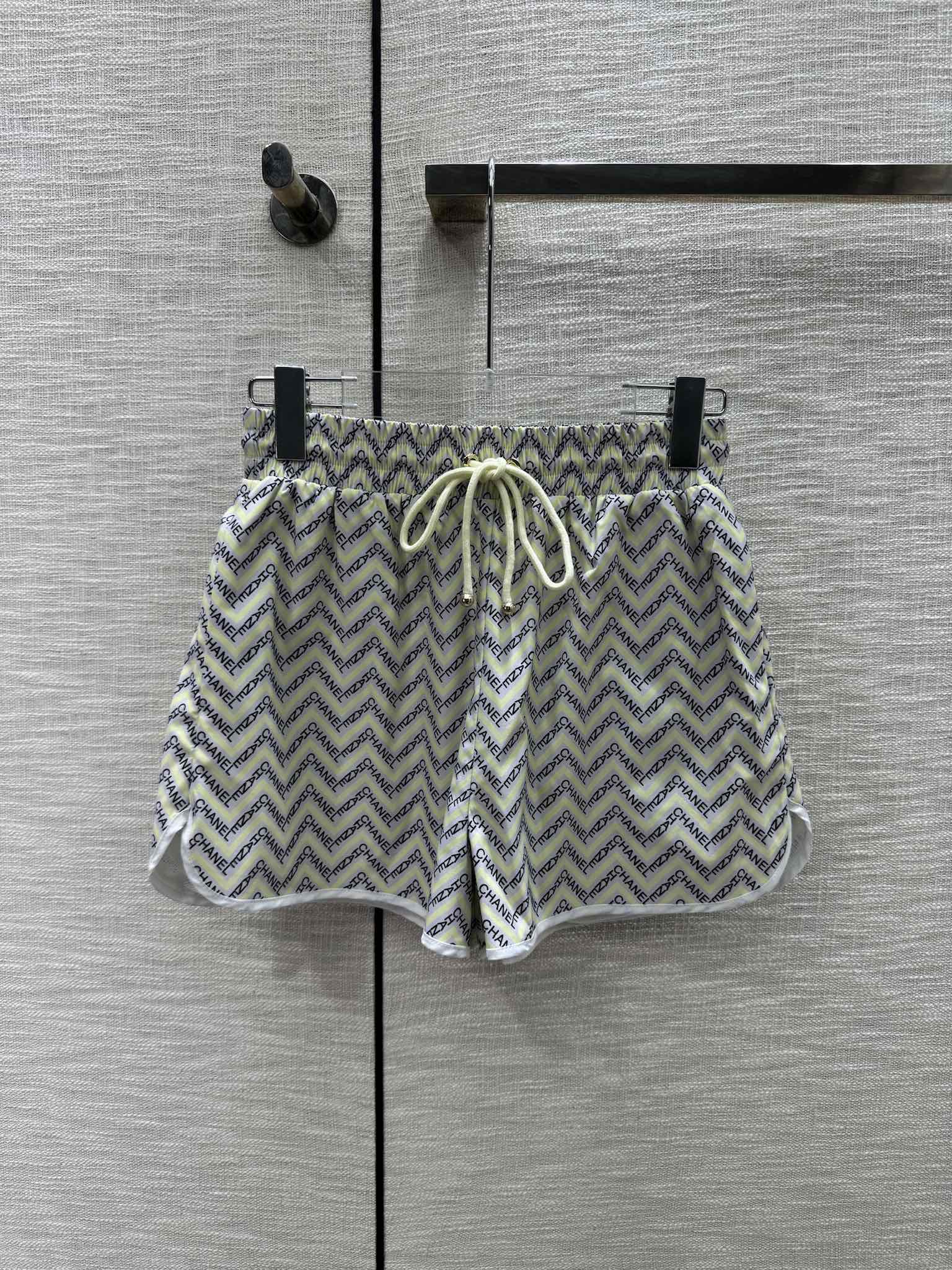 Костюм Chanel 2404 с буквенным принтом - зеленый