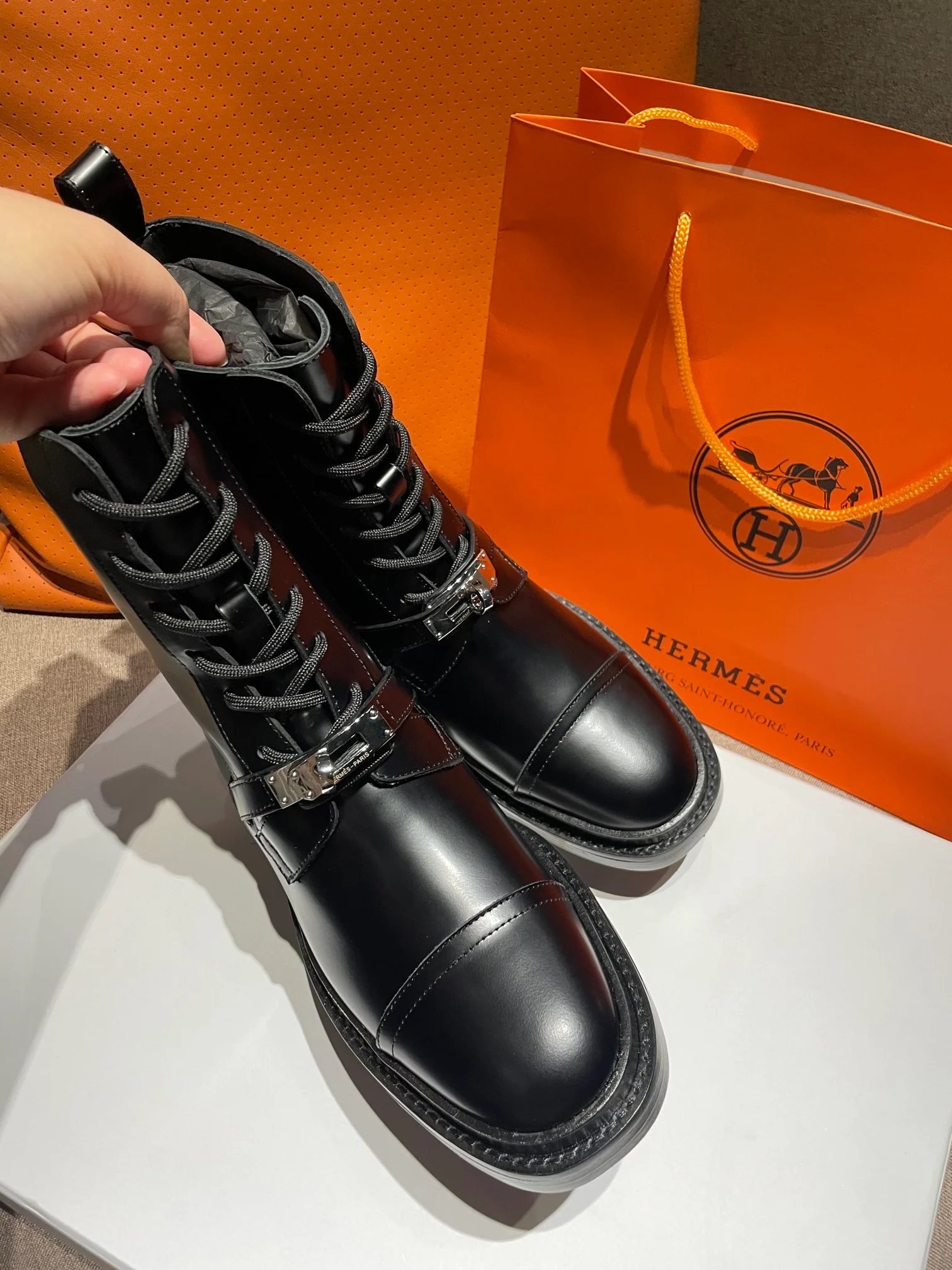 Новинка сезона осень/зима 2022 от Hermes - ботинки Martin с пряжкой H.