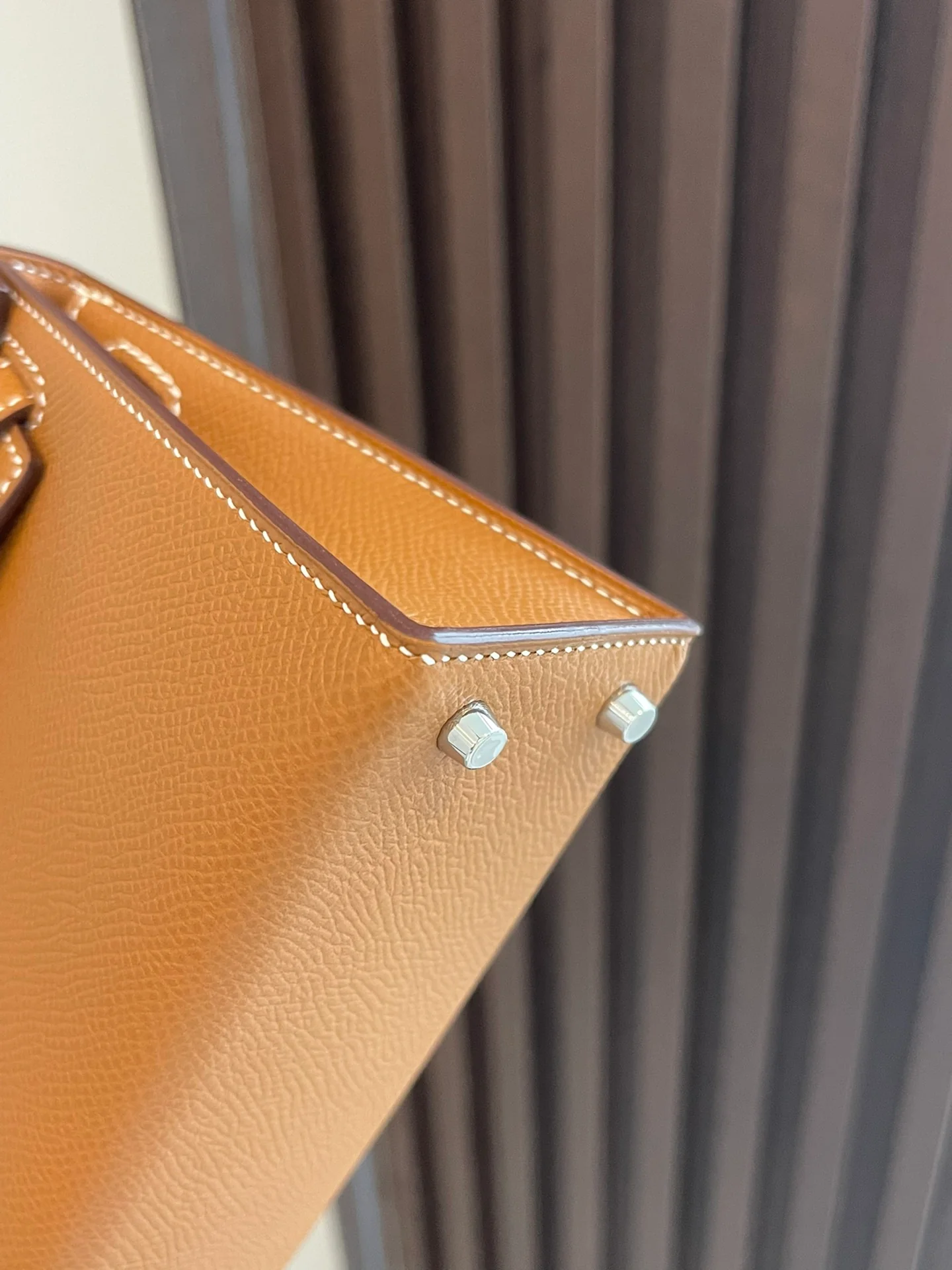 Миниатюрная пряжка Hermes Kelly 2-го поколения, золотисто-коричневая, серебристая.