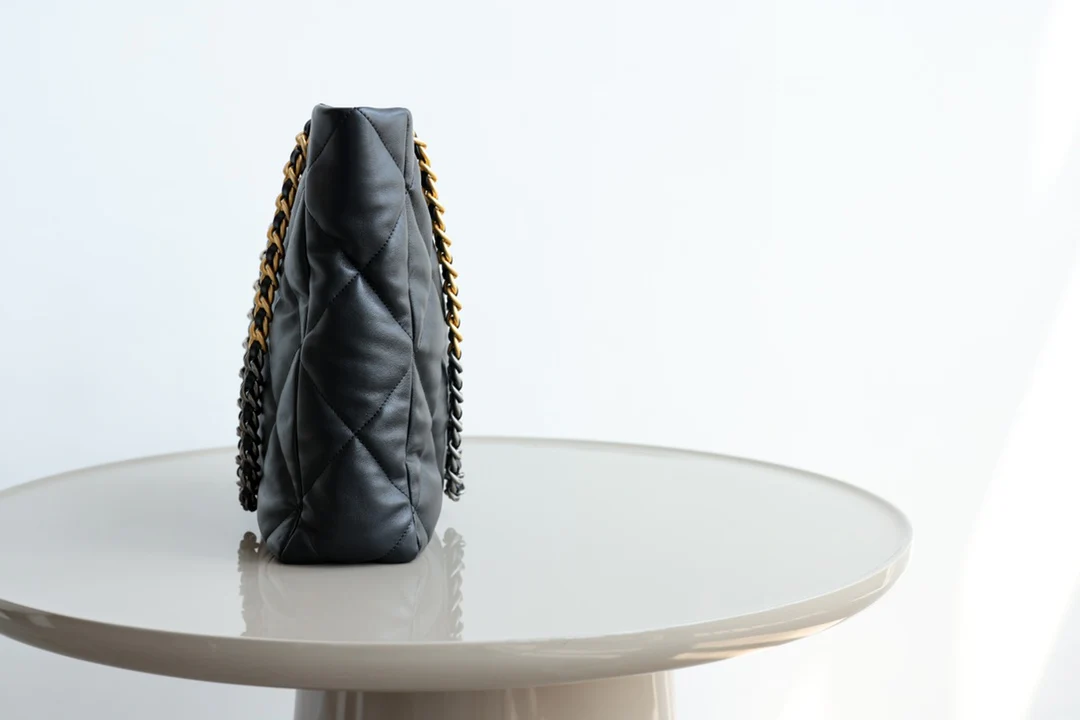 Новинка сезона осень/зима 2022 от Chanel - сумка-шоппер из 19 сумок - черно-золотая.