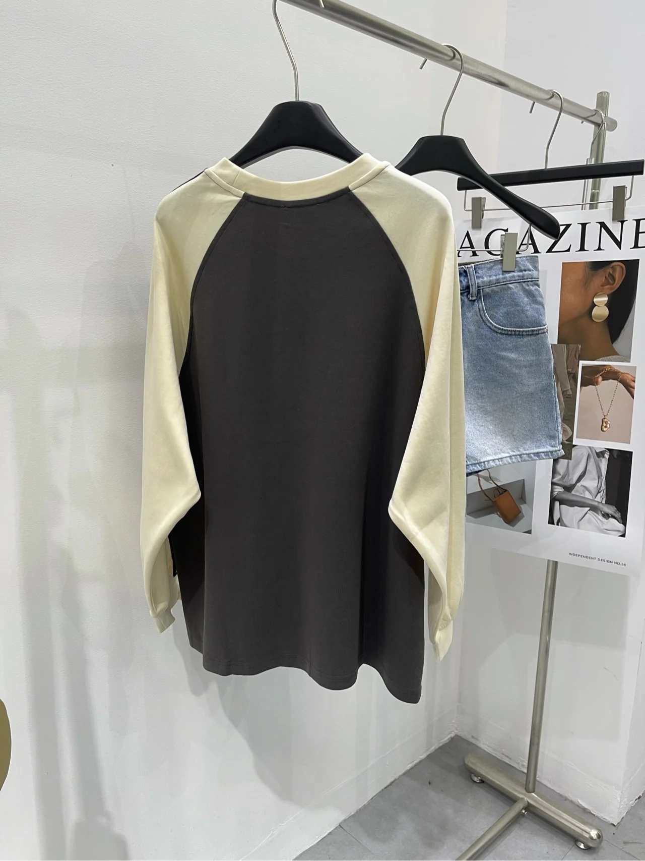 Футболка Chanel 2403 Little Beige с вышитой этикеткой, рукав реглан, с длинным рукавом