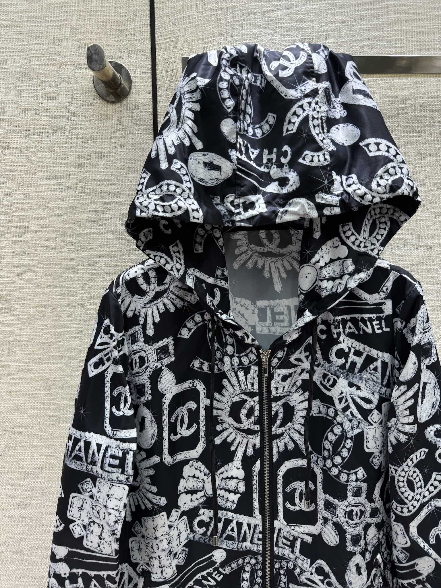 Куртка Chanel 2403 с капюшоном, напечатанная на 3D-принтере.